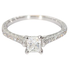 Anillo solitario de oro blanco de 18k con un diamante central talla princesa y banda de filigrana
