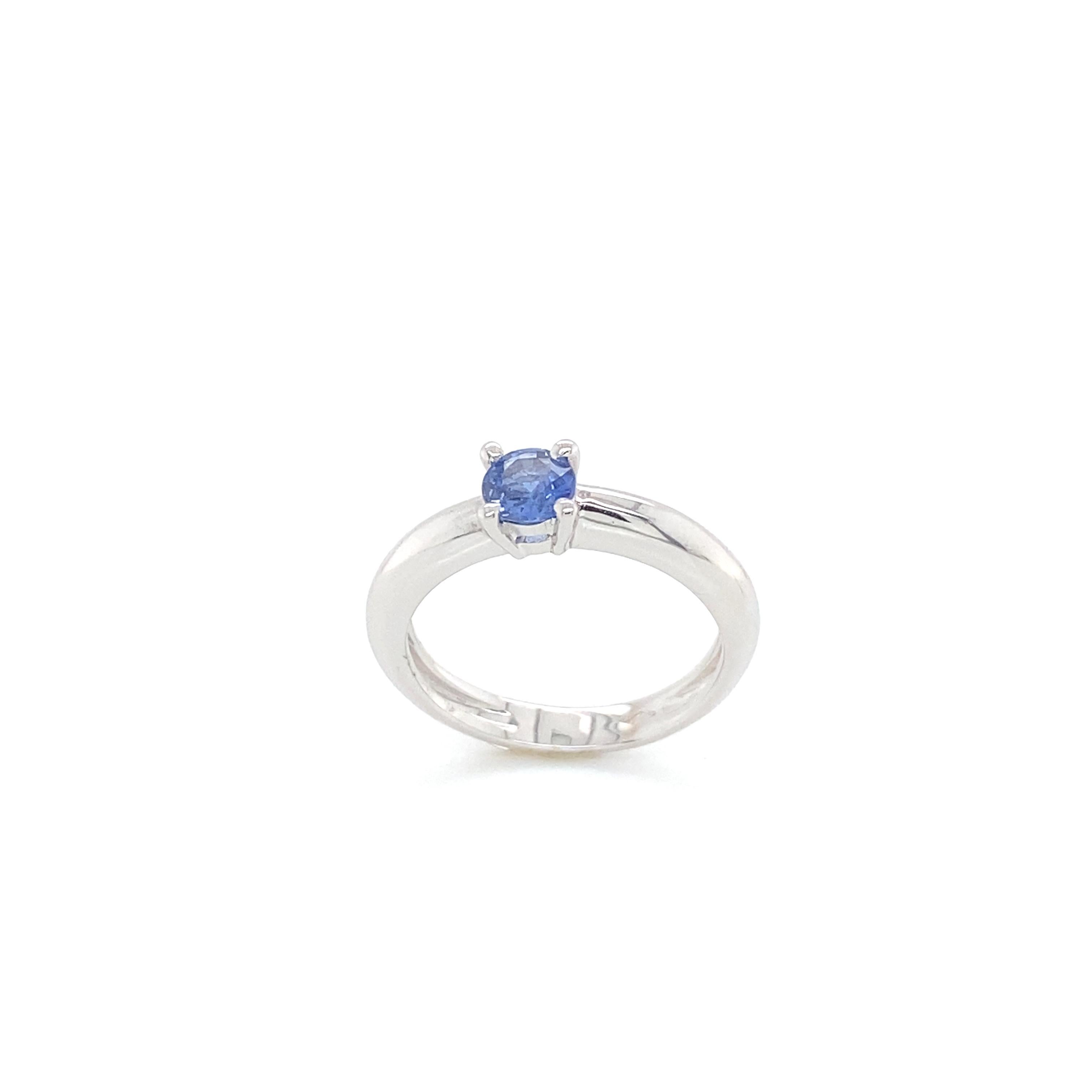 Discover the ultimate symbol of love and elegance with this sumptuous Ceylon sapphire solitaire ring, set in an 18k white gold band. This jewelry creation is a tribute to the timeless beauty of sapphire and the nobility of gold, an alliance that
