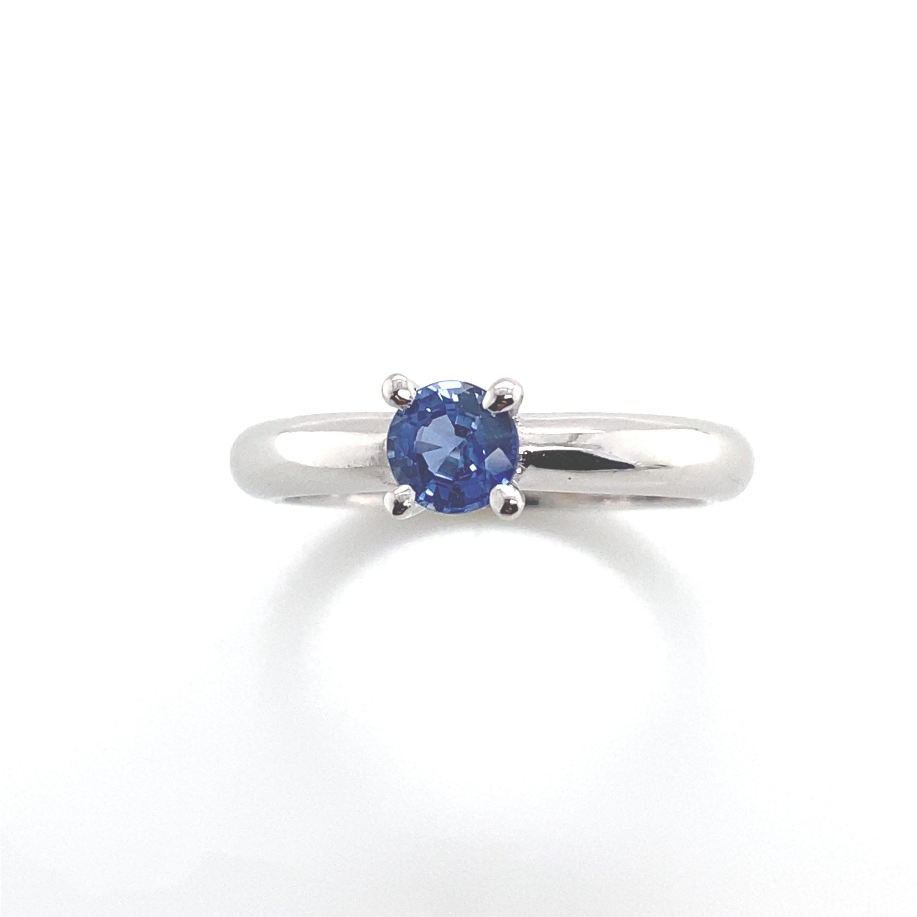 Artisan Solitaire Ring with Ceylon Sapphire White Gold 18 Karat For Sale