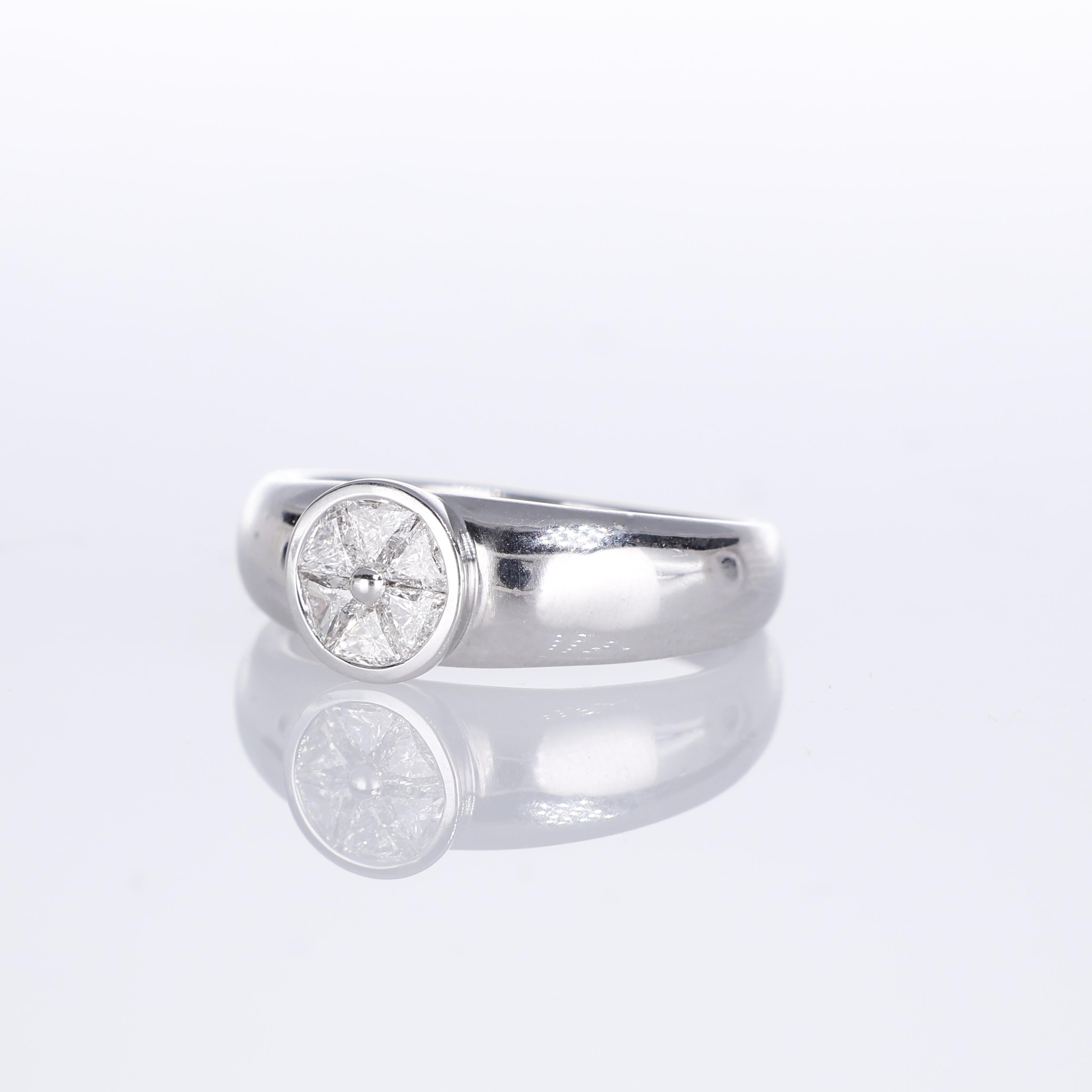 18K White Gold Solitaire Ring with Segment Diamonds In New Condition For Sale In Bergamo, BG