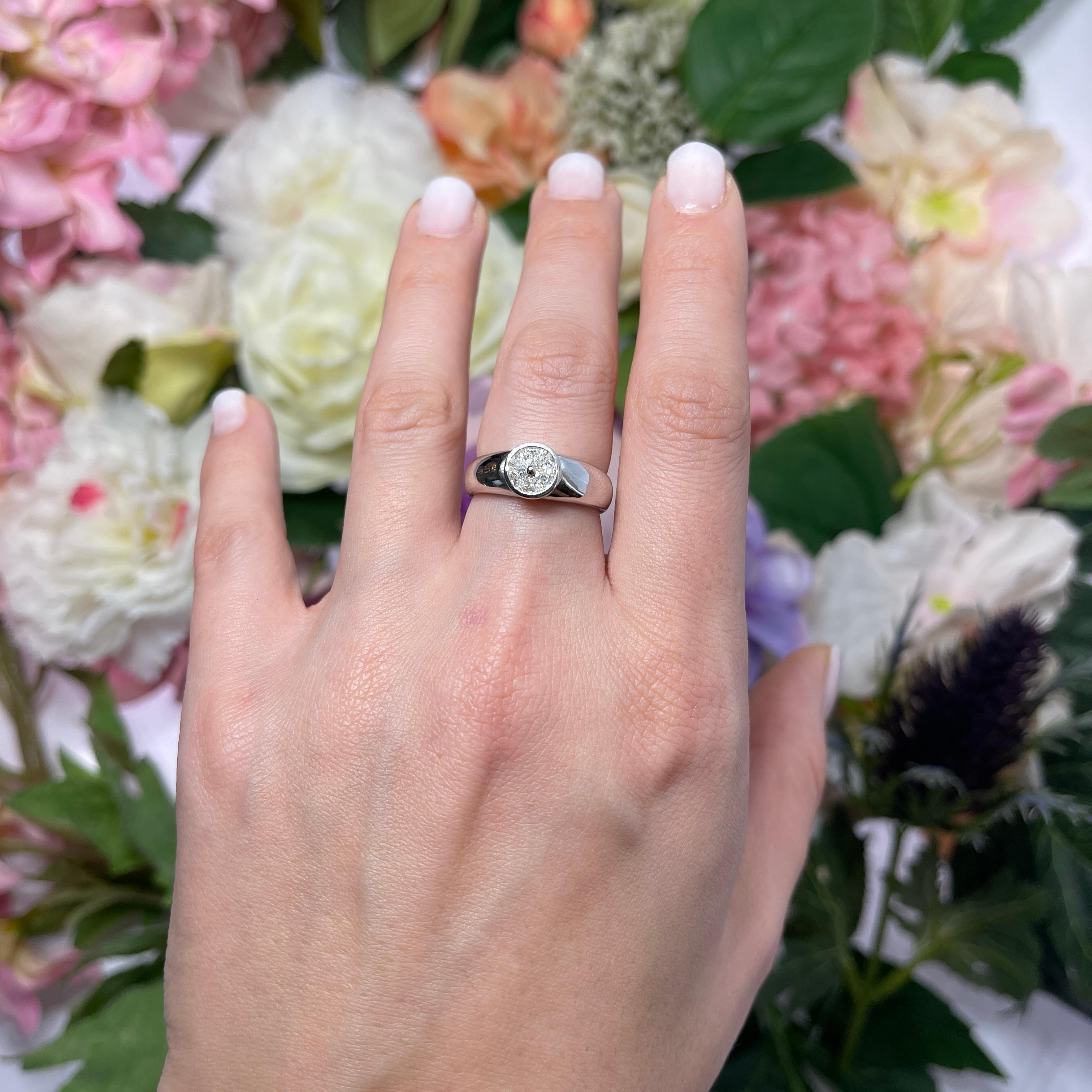 18K White Gold Solitaire Ring with Segment Diamonds For Sale 1