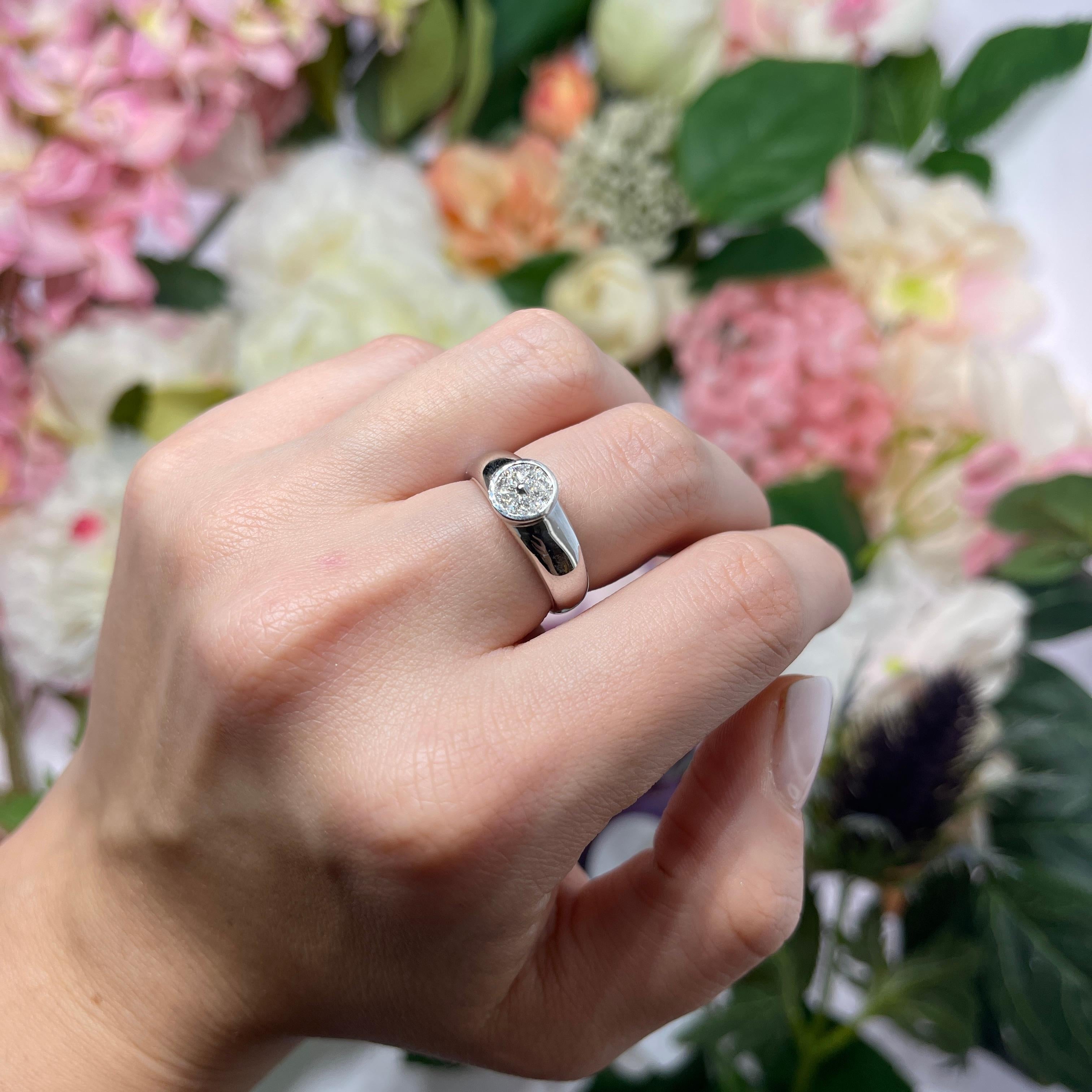 18K White Gold Solitaire Ring with Segment Diamonds For Sale 2