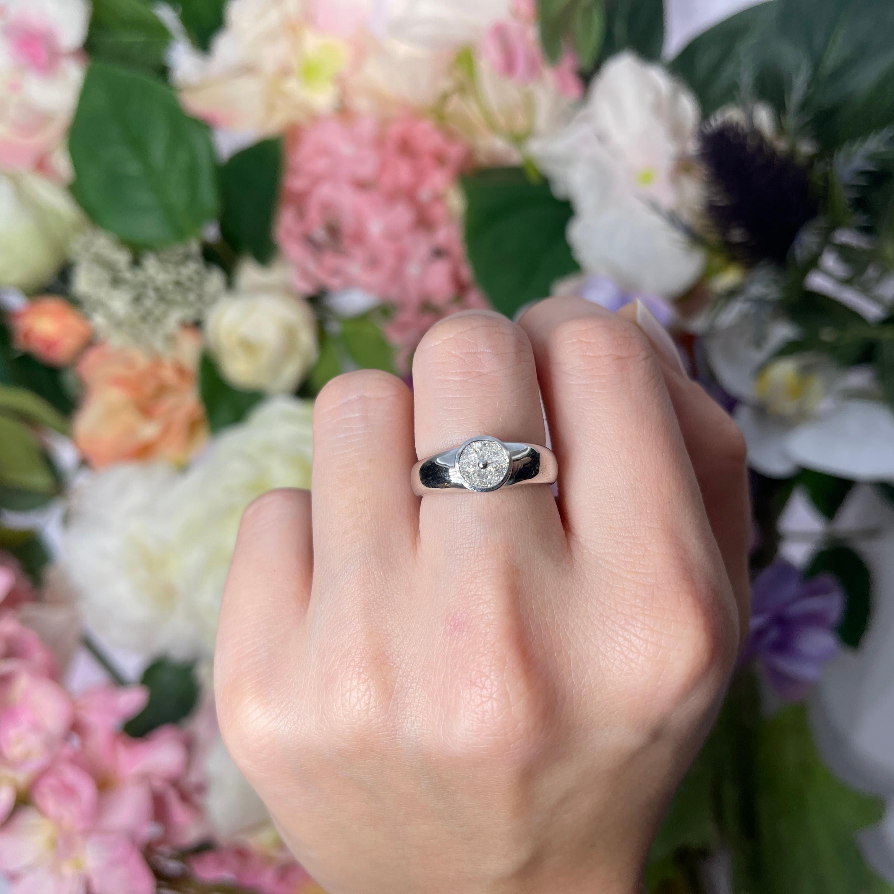 18K White Gold Solitaire Ring with Segment Diamonds For Sale 3
