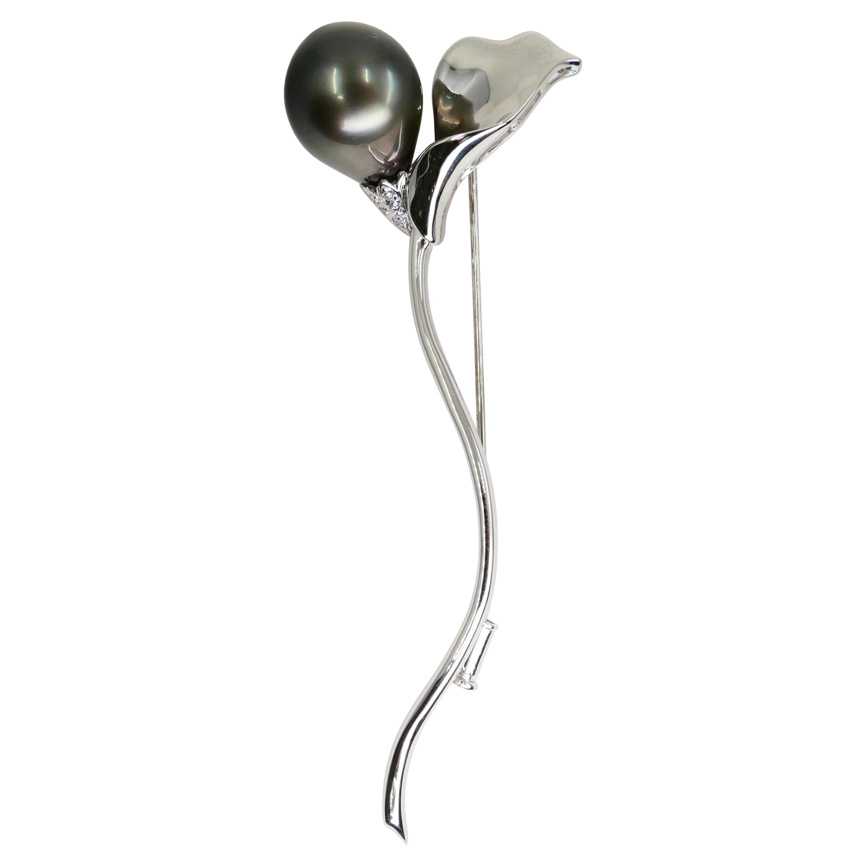 Broche fleur en or blanc 18 carats, perles noires des mers du Sud et diamants en vente