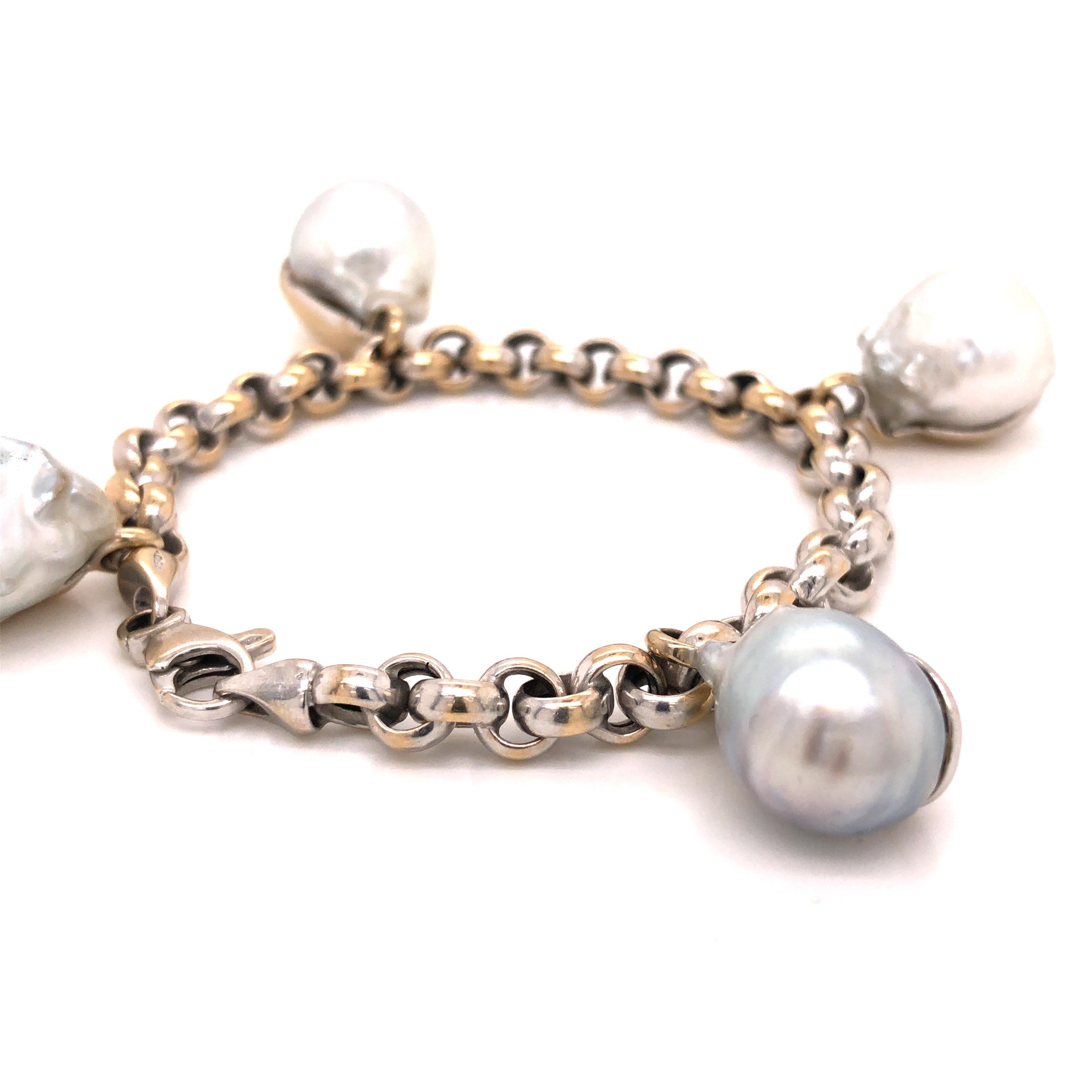 18 Karat White Gold South Sea Cultured Pearl Link Bracelet In Good Condition For Sale In New York, NY
