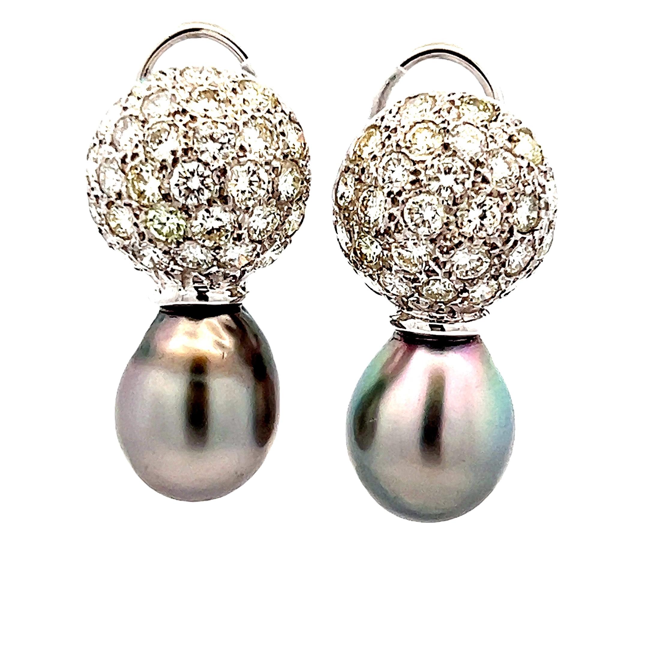 Diese Ohrringe aus 18 Karat Weißgold sind eine raffinierte Mischung aus Eleganz und Brillanz. Sie bestehen aus schimmernden grauen Südseeperlen, die unter kuppelförmigen Büscheln mit pavégefassten Diamanten von insgesamt etwa 3,00 Karat hängen. Die
