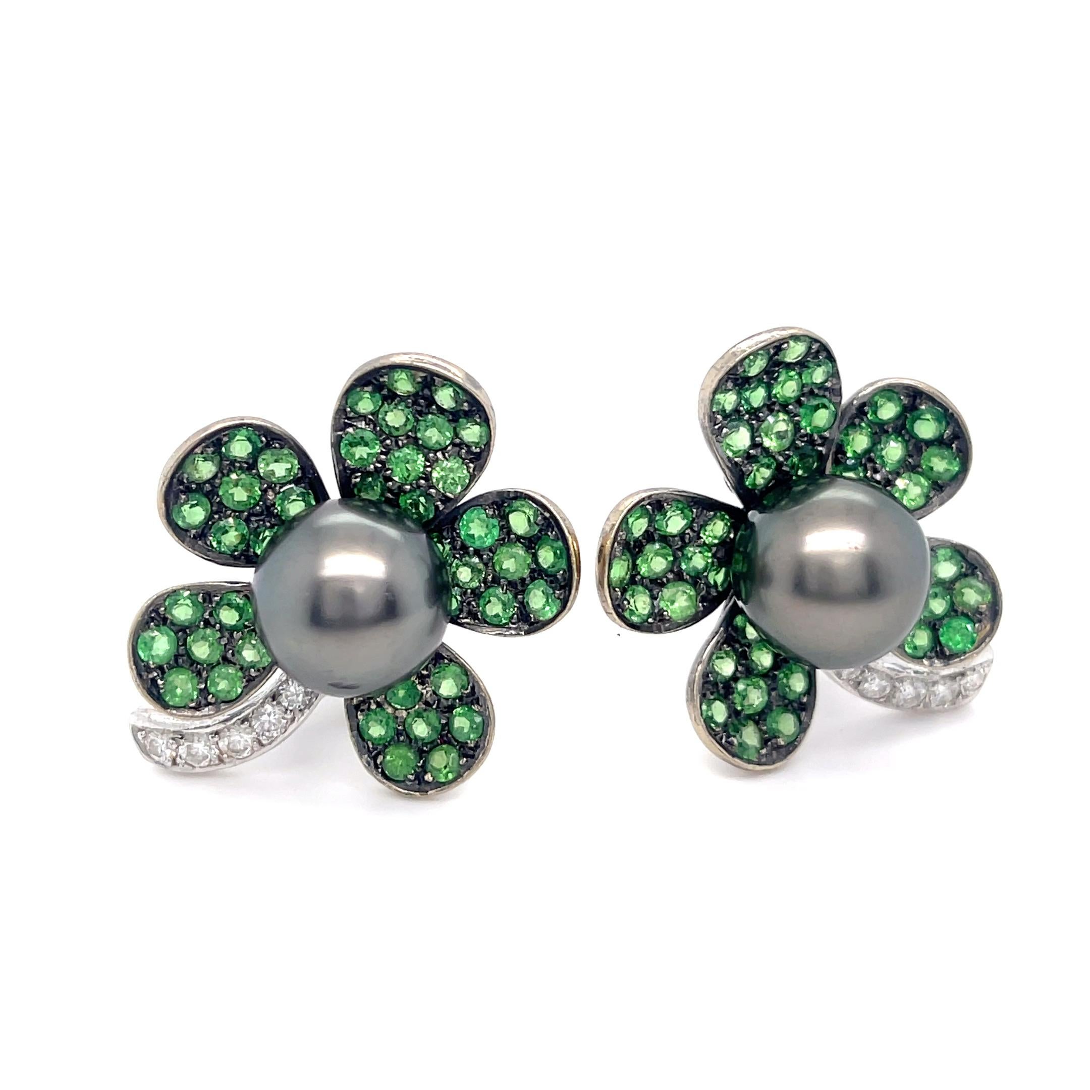 18k White Gold South Sea Pearl 2.95ct Tsavorite .45ct Diamond Flower Ear Clips Bon état - En vente à Sherman Oaks, CA