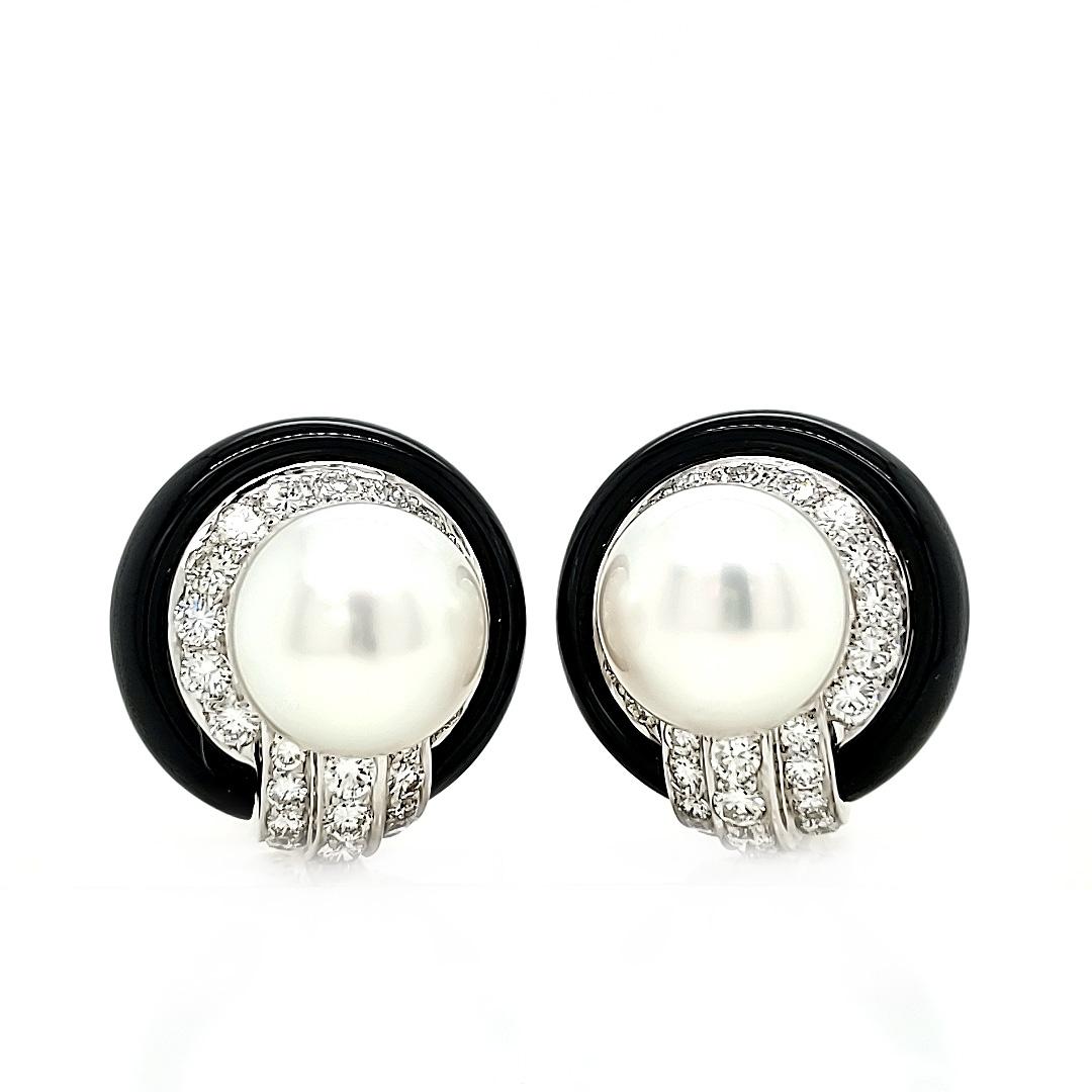 18k  White Gold South Sea Pearl Black Jade Diamond Earrings

Our 18k  White Gold Pearl Black Jade Diamond Earrings boast a luxurious 12.50 mm South Sea Pearl at their heart, radiating pure opulence.
 
Surrounding them, a brilliant array of diamonds