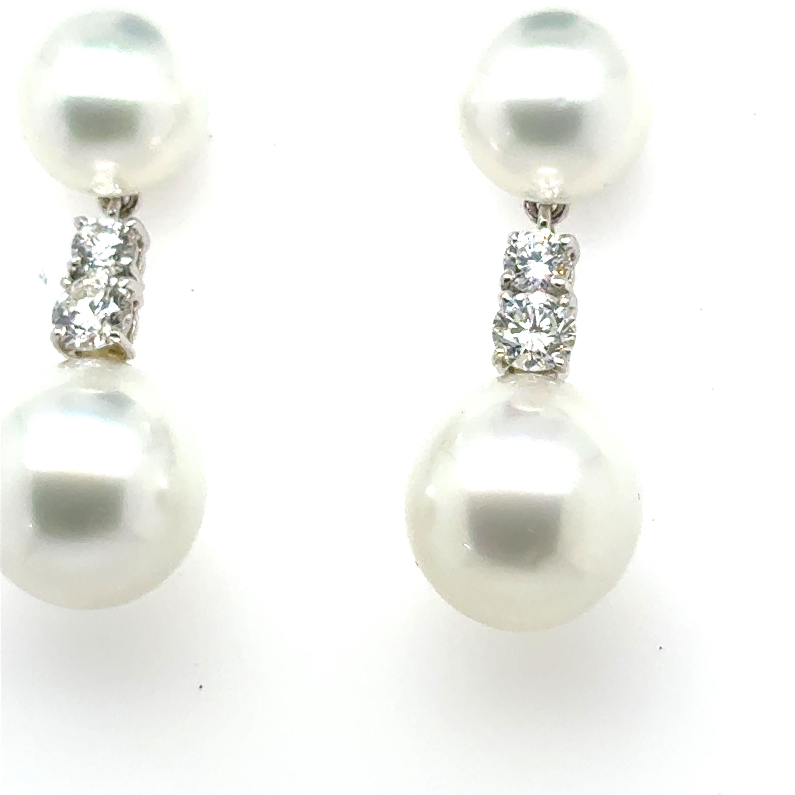 Questi orecchini con perle dei mari del sud e diamanti sono graziosamente composti in oro bianco 18 carati.

Con quattro perle luminose provenienti dalle acque incontaminate delle Filippine e incorniciate da 1,25 carati di diamanti brillanti. 

Le