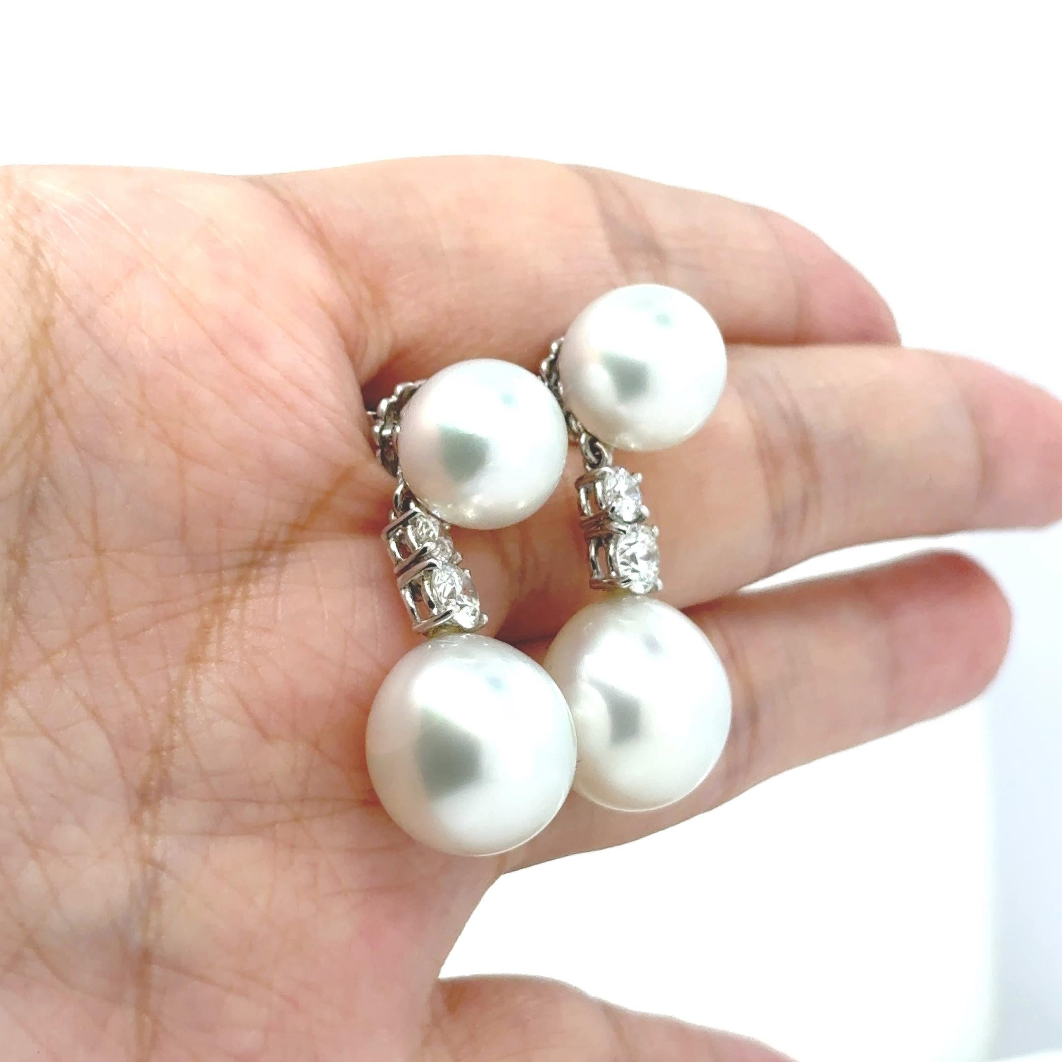 Contemporaneo Orecchini in oro bianco 18k con perle dei mari del sud e diamanti 1,25 carati in vendita