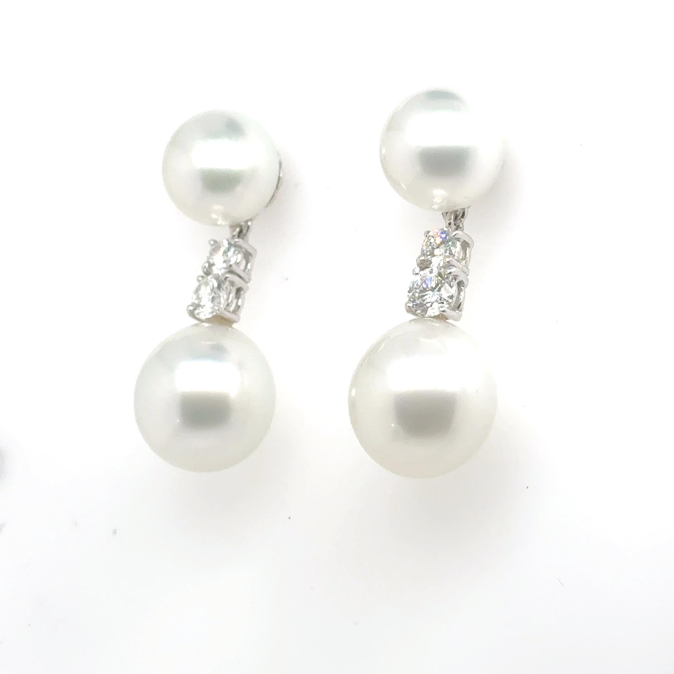 Orecchini in oro bianco 18k con perle dei mari del sud e diamanti 1,25 carati in vendita 2