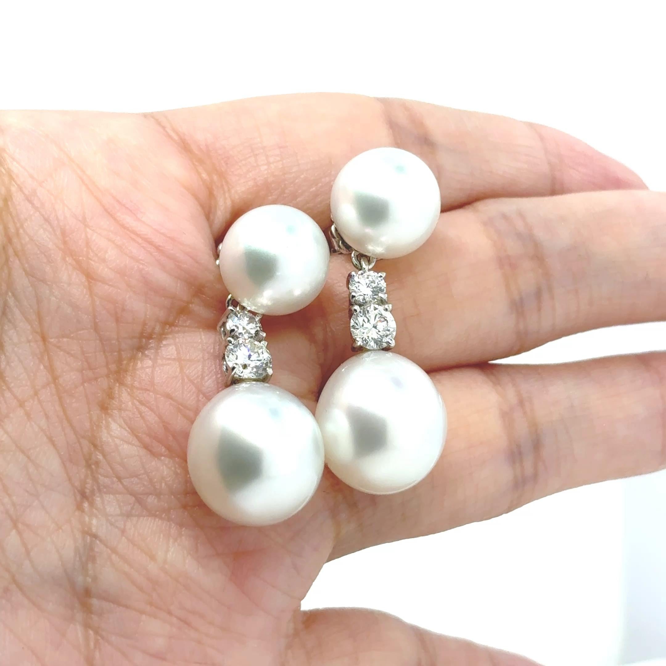 Orecchini in oro bianco 18k con perle dei mari del sud e diamanti 1,25 carati in vendita 3