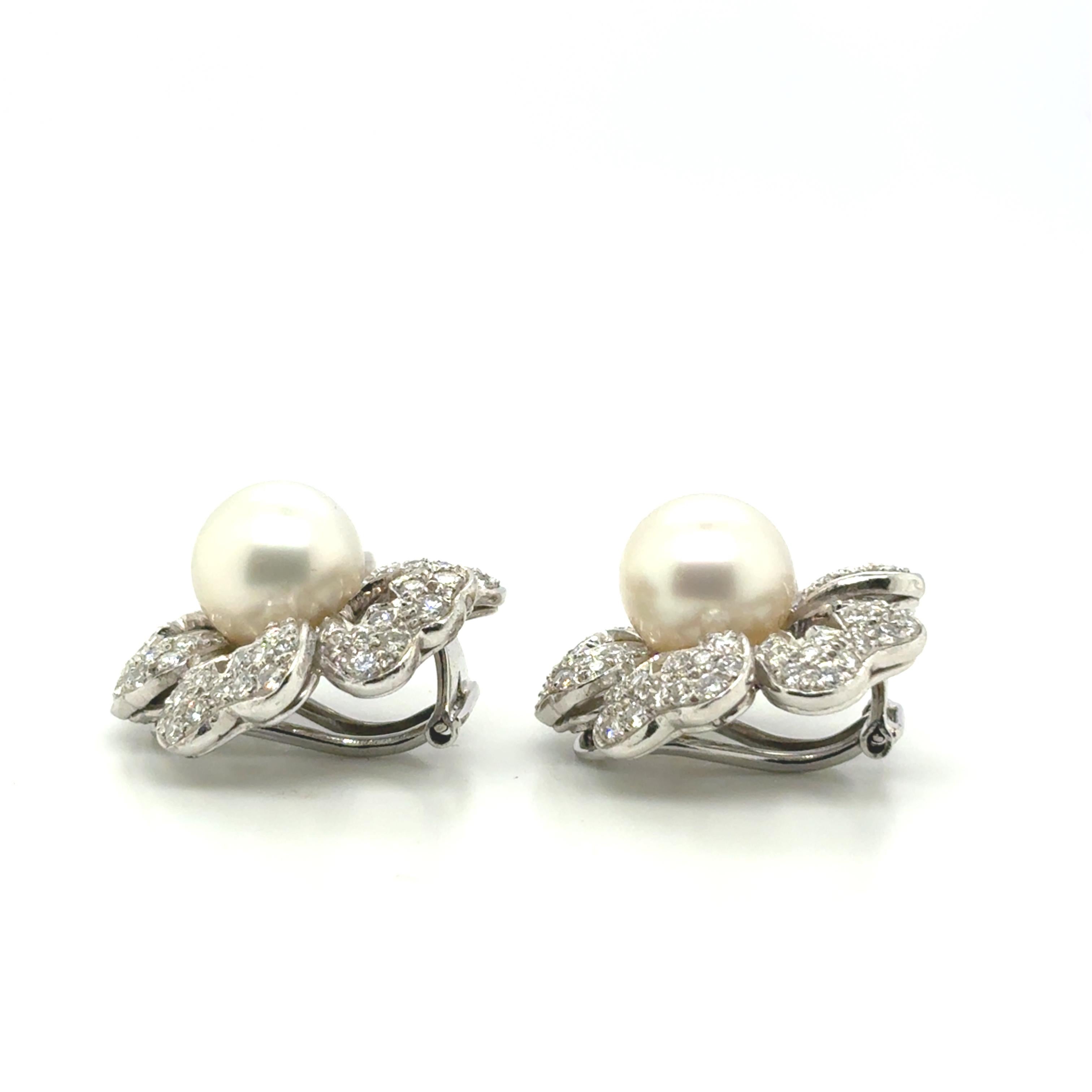 Orecchini in oro bianco 18k con perle dei mari del sud, diamanti, carati 3,82 in vendita 1