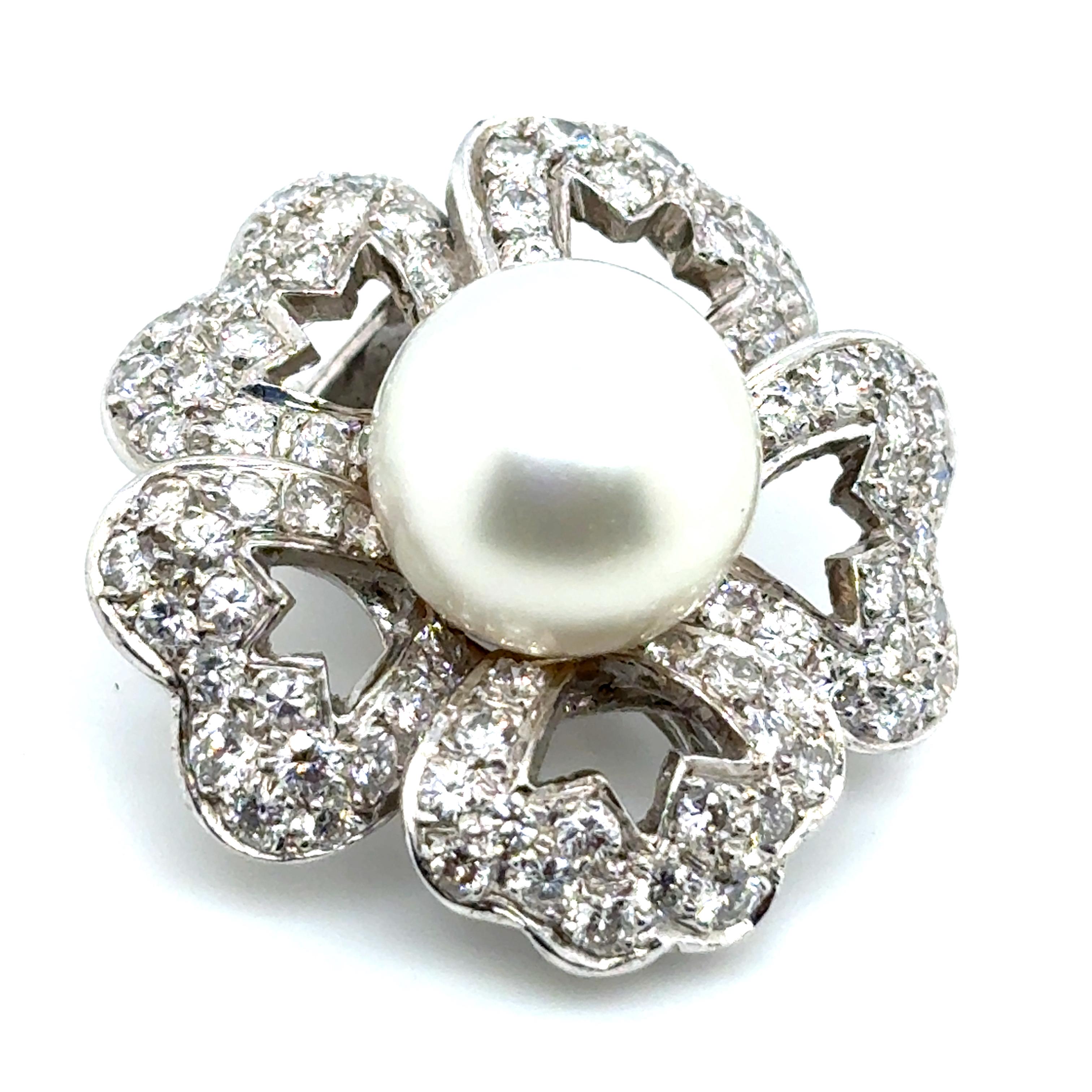 Orecchini in oro bianco 18k con perle dei mari del sud, diamanti, carati 3,82 in vendita 3