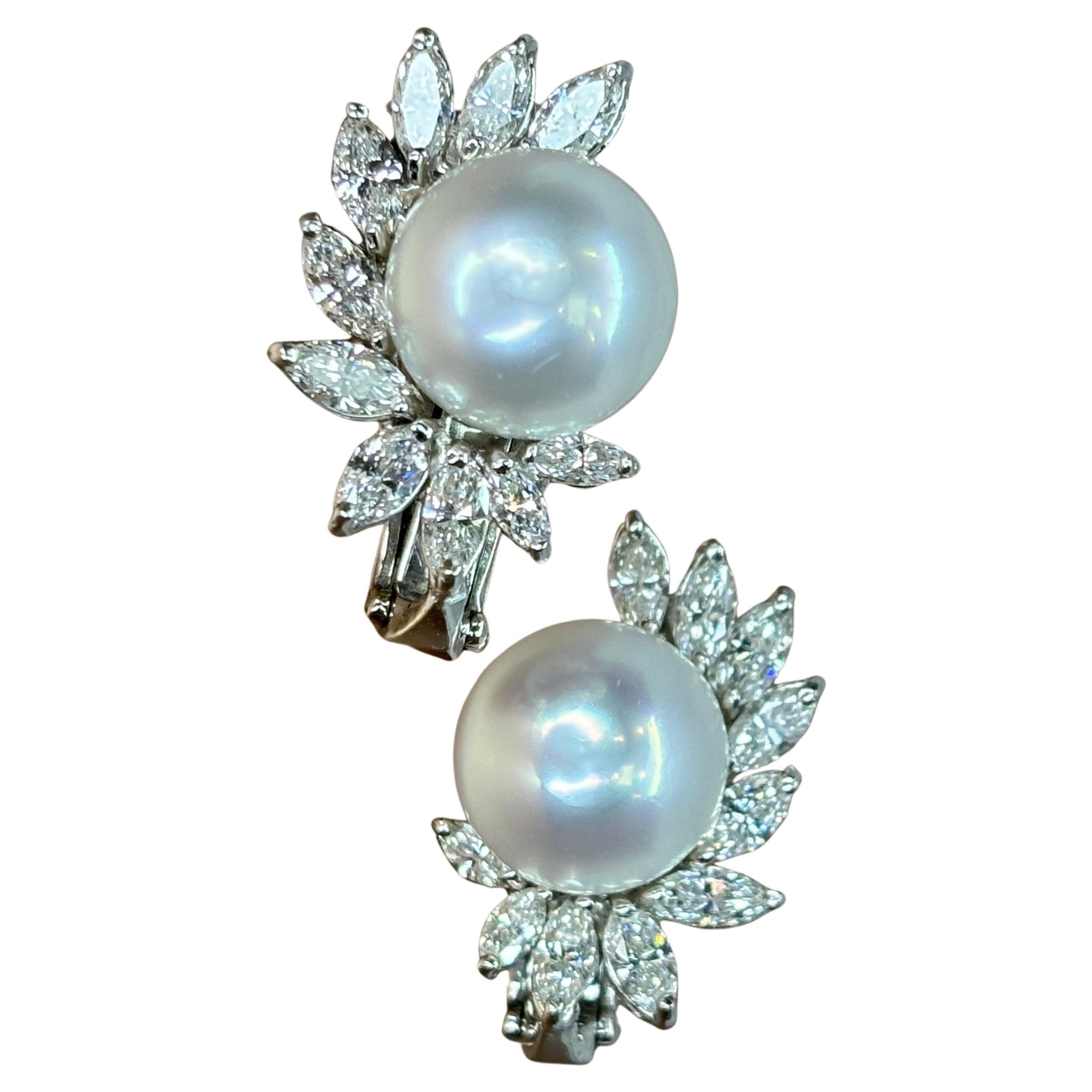 Diese exquisiten Ohrringe aus 18 Karat Weißgold verzaubern jeden, der sich von der Eleganz der Perlen und Diamanten verzaubern lässt. Die knopfförmigen Perlen stammen aus der Südsee und werden durch den einzigartigen marquiseförmigen Naturdiamanten