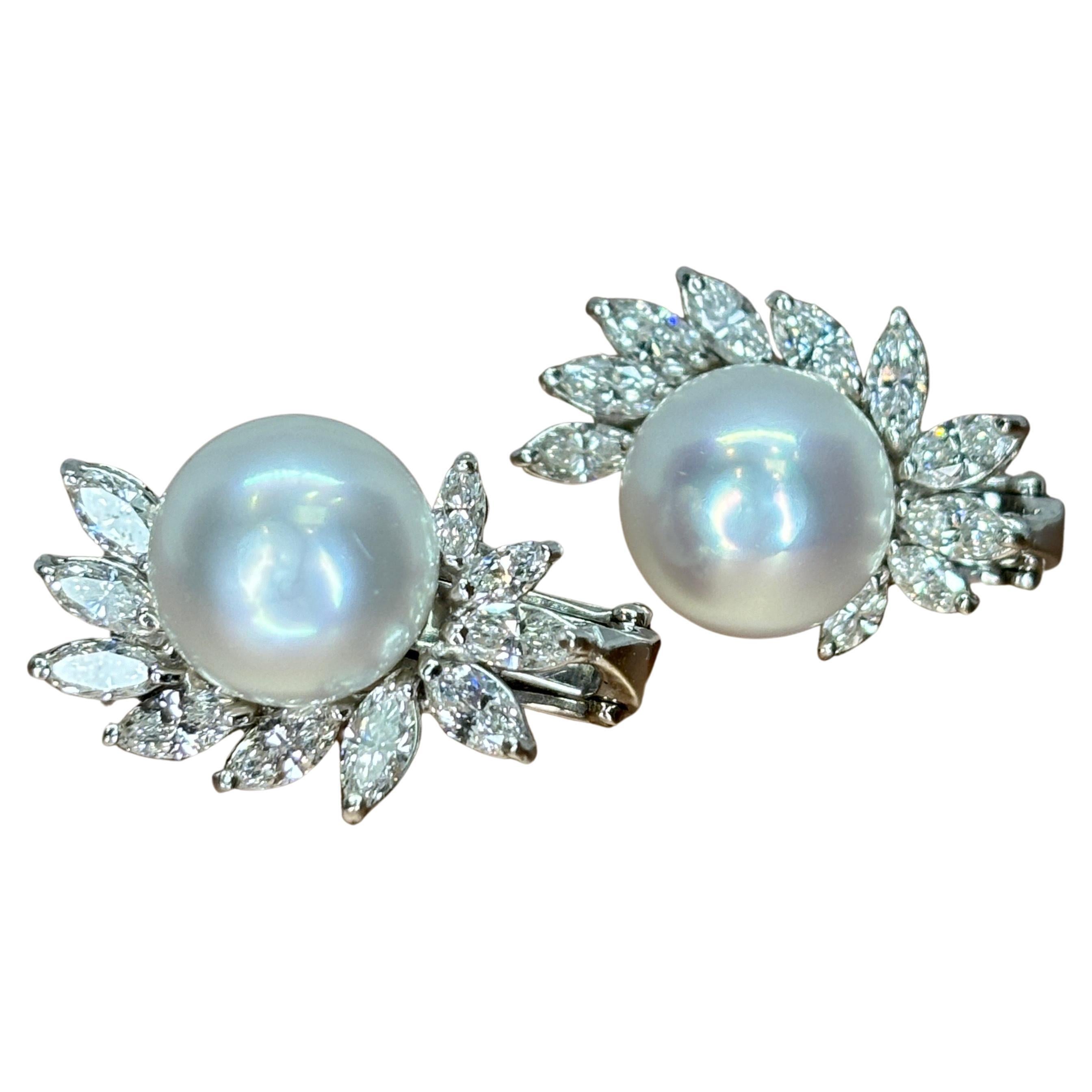 Ces exquises boucles d'oreilles en or blanc 18 carats charmeront toutes celles qui tombent sous le charme de l'élégance des perles et des diamants. Les perles en forme de bouton proviennent des mers du Sud et sont complétées par un diamant naturel