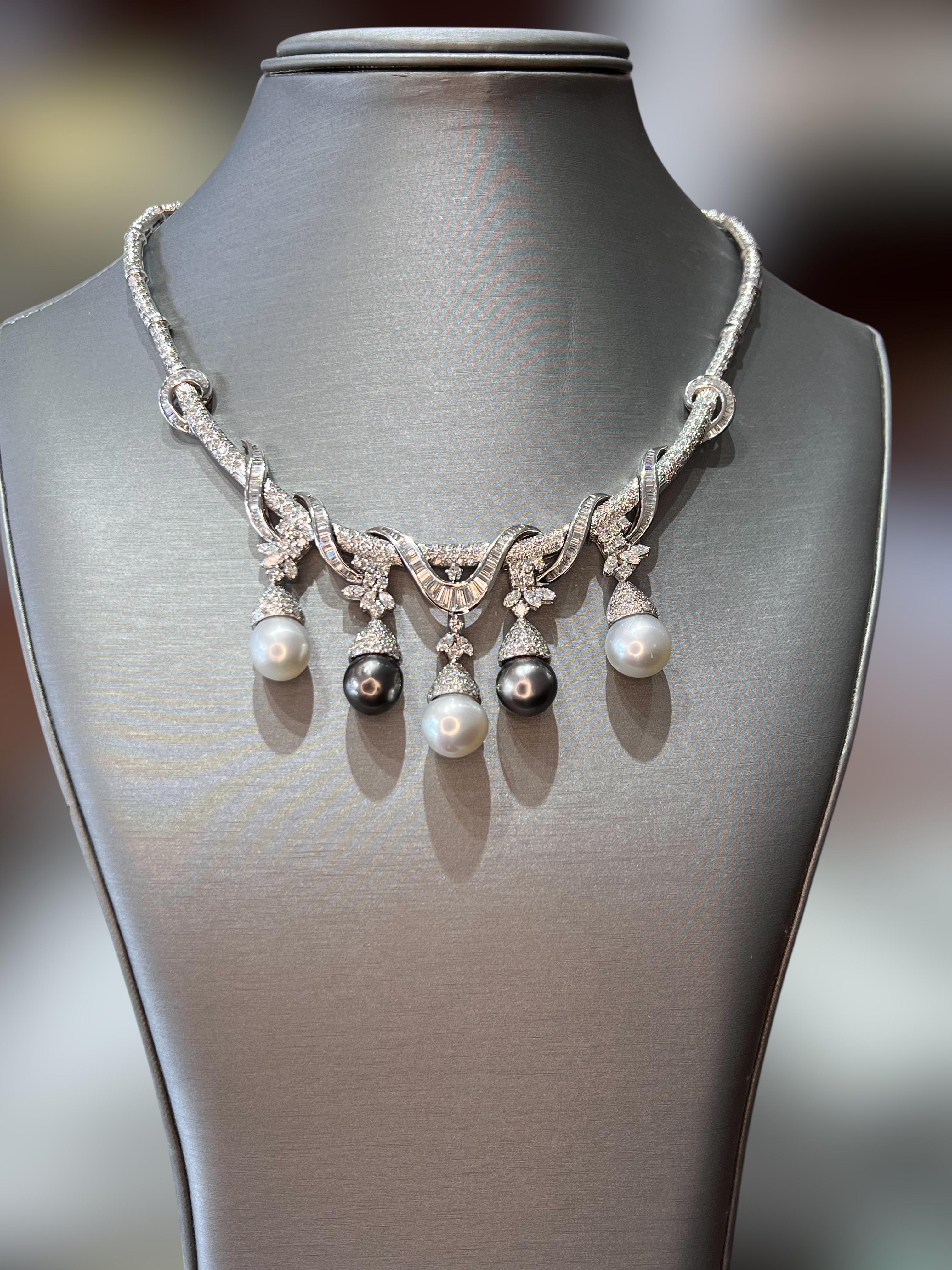 Una magnifica collana di alta gioielleria realizzata a mano, disegnata nell'elegante stile Winston a nastro, che combina la luminosità delle perle dei Mari del Sud e di Tahiti con la brillantezza di oltre 18,00 carati di diamanti pregiati. Forgiato