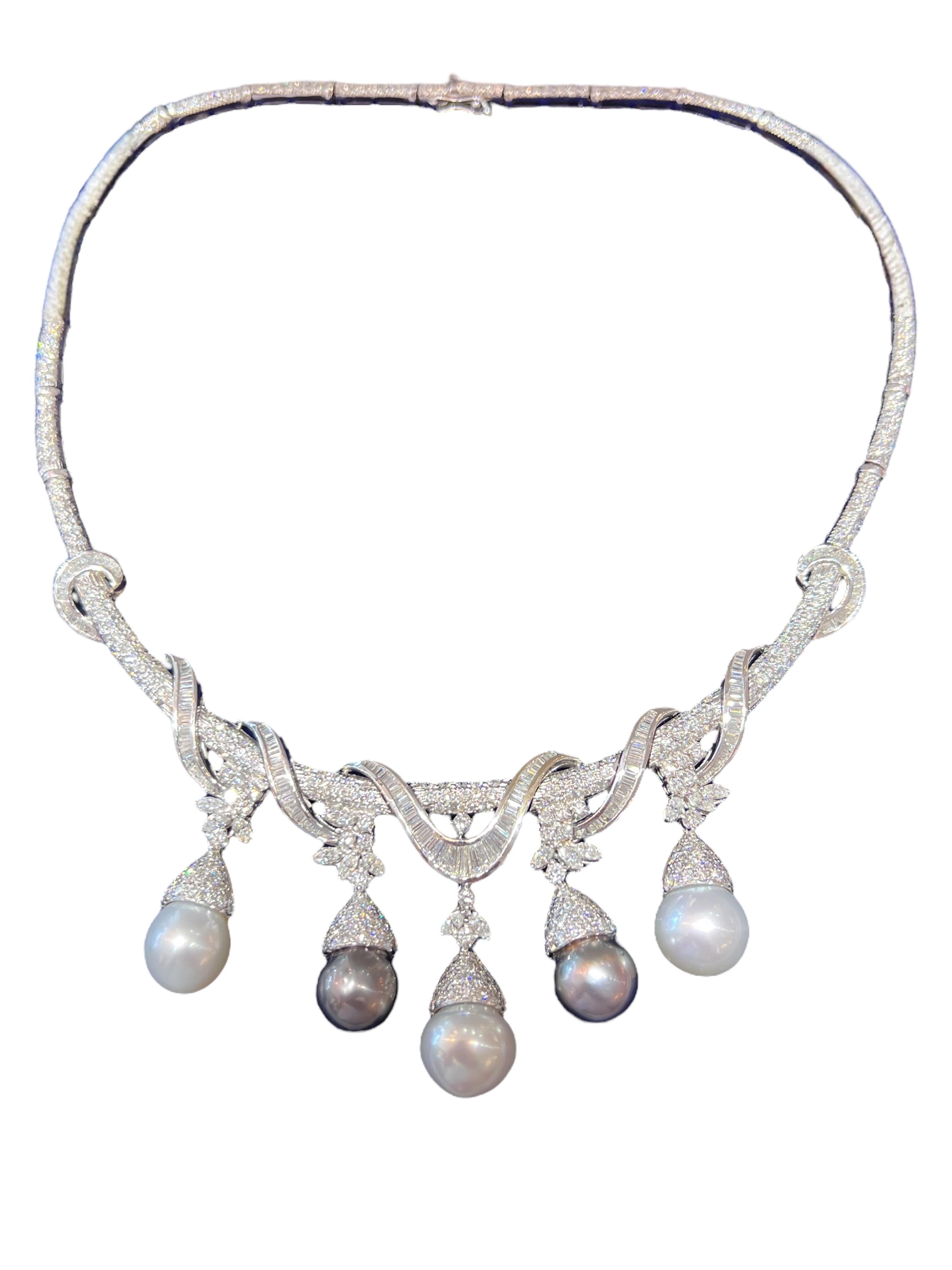 Taglio baguette Collana a nastro con diamanti e perle di Tahiti in oro bianco 18K 18,00 carati in vendita