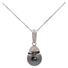 Collier pendentif en or blanc 18 carats mettant en valeur les perles des mers du Sud de Tahiti