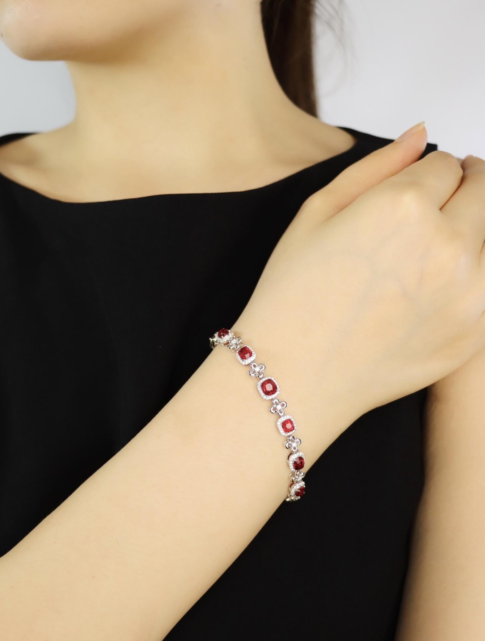 Pulsera Diamante Espinela Oro Blanco 18K

Marcado:
18K

Dimensiones aproximadas:
16,75 cm (Longitud) 
0,7 cm (Anchura)
3,895 quilates (Espinela)
0,847 quilates (Diamante)
11,1 gramos de peso.

** Los diamantes y las piedras de color se miden hasta
