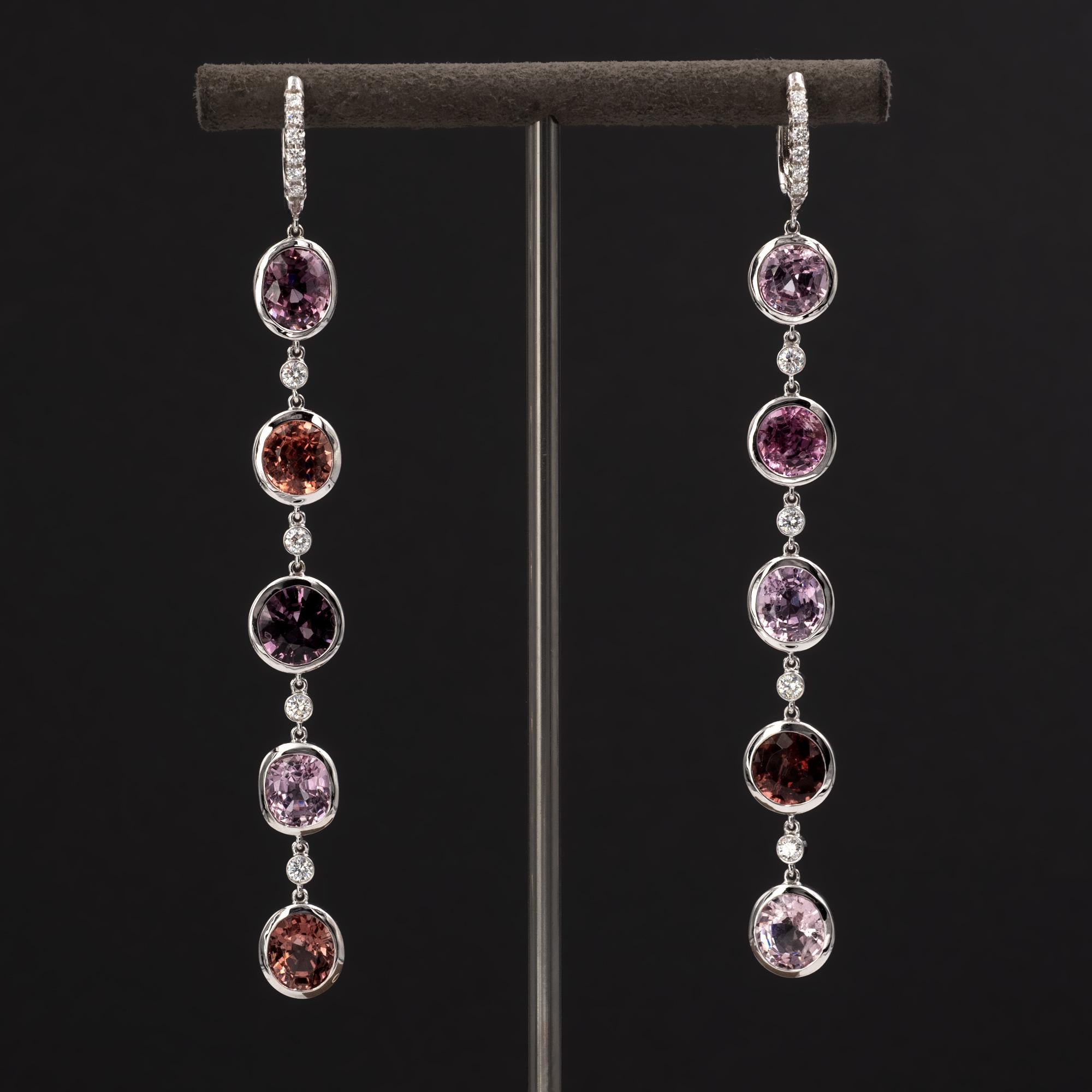 Questi orecchini presentano una silhouette lunga e raffinata composta da sei spinelli disposti in una pulita sequenza verticale. Tra le pietre più grandi, piccoli diamanti rotondi introducono sottili punti di luce che spezzano la linea con