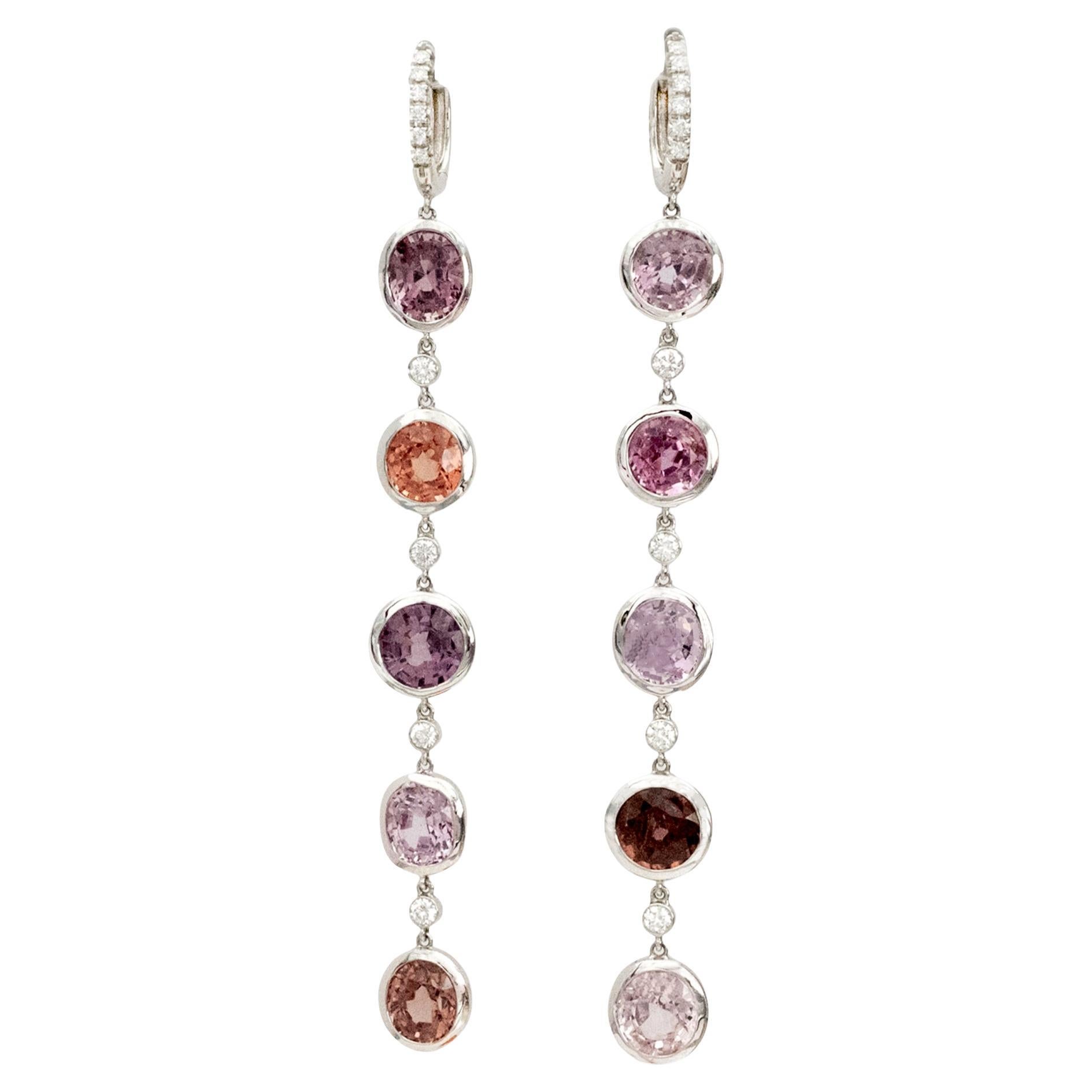 Boucles d
oreilles pendantes en or blanc 18K avec spinelles et diamants