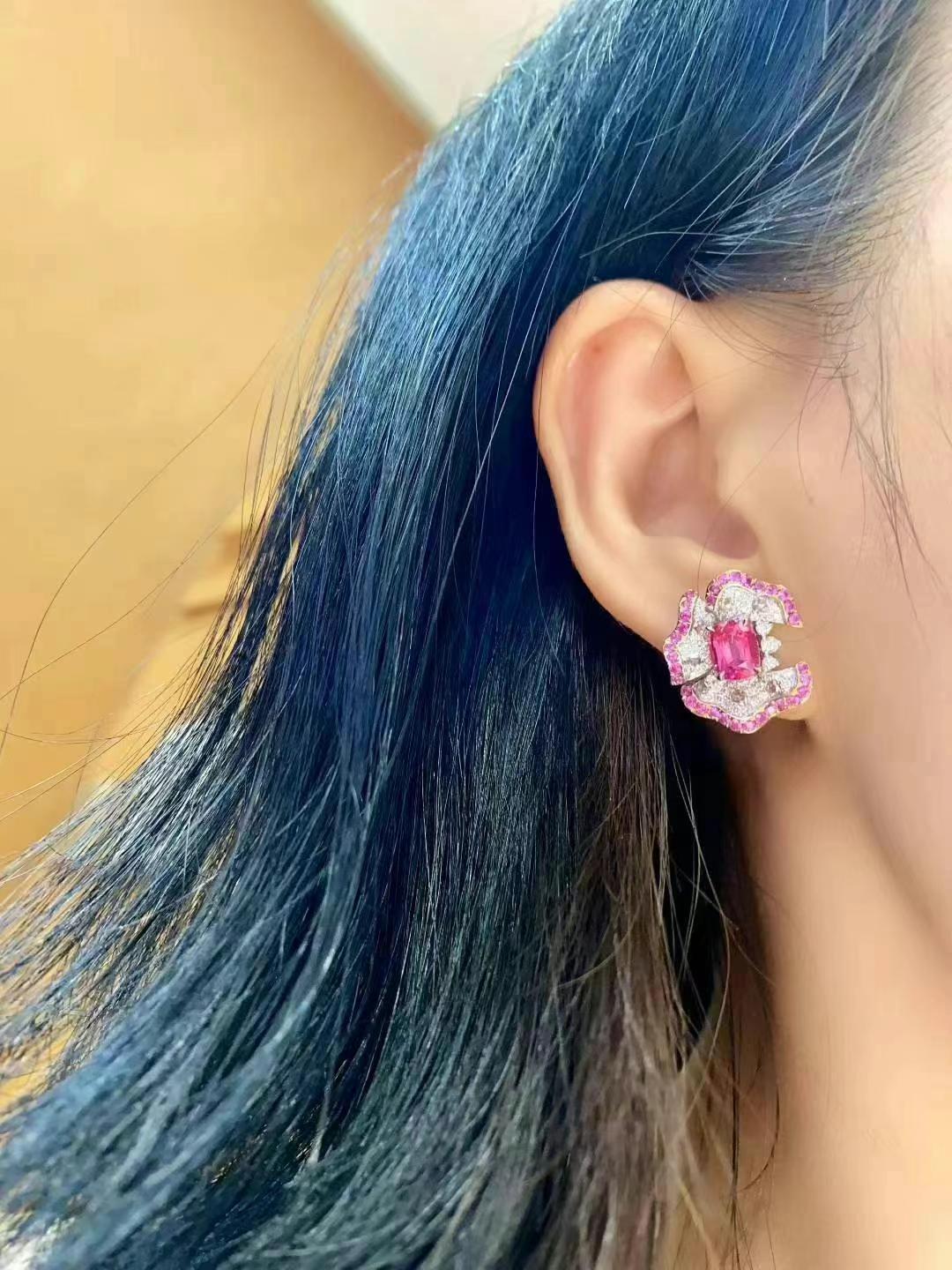 18K Weißgold Spinell, Pinker Saphir und Diamant-Ohrstecker im Angebot 4