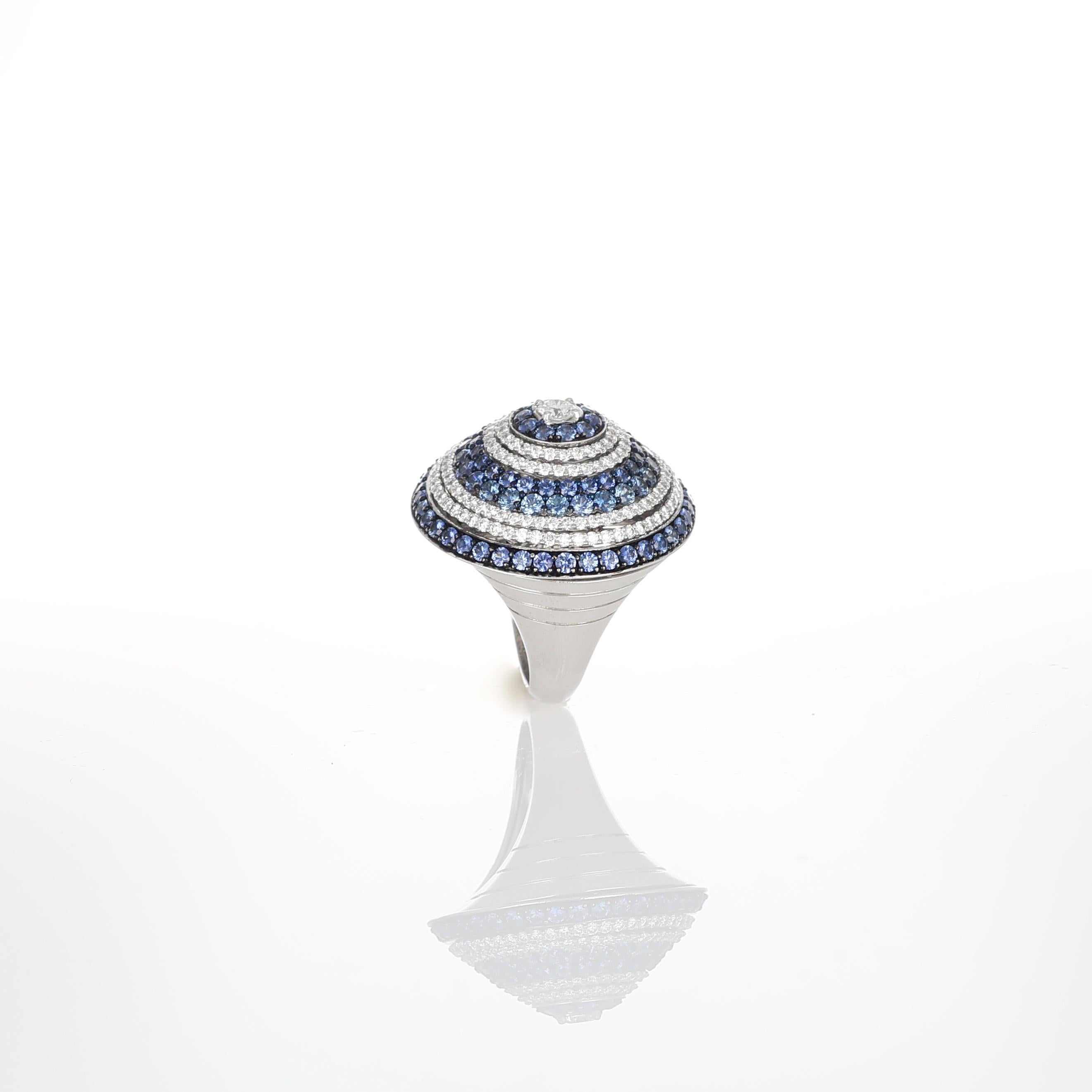 18K White Gold Spinning Top Ring with Blue Sapphires and Diamonds – 6.97 ct In New Condition For Sale In Bergamo, BG