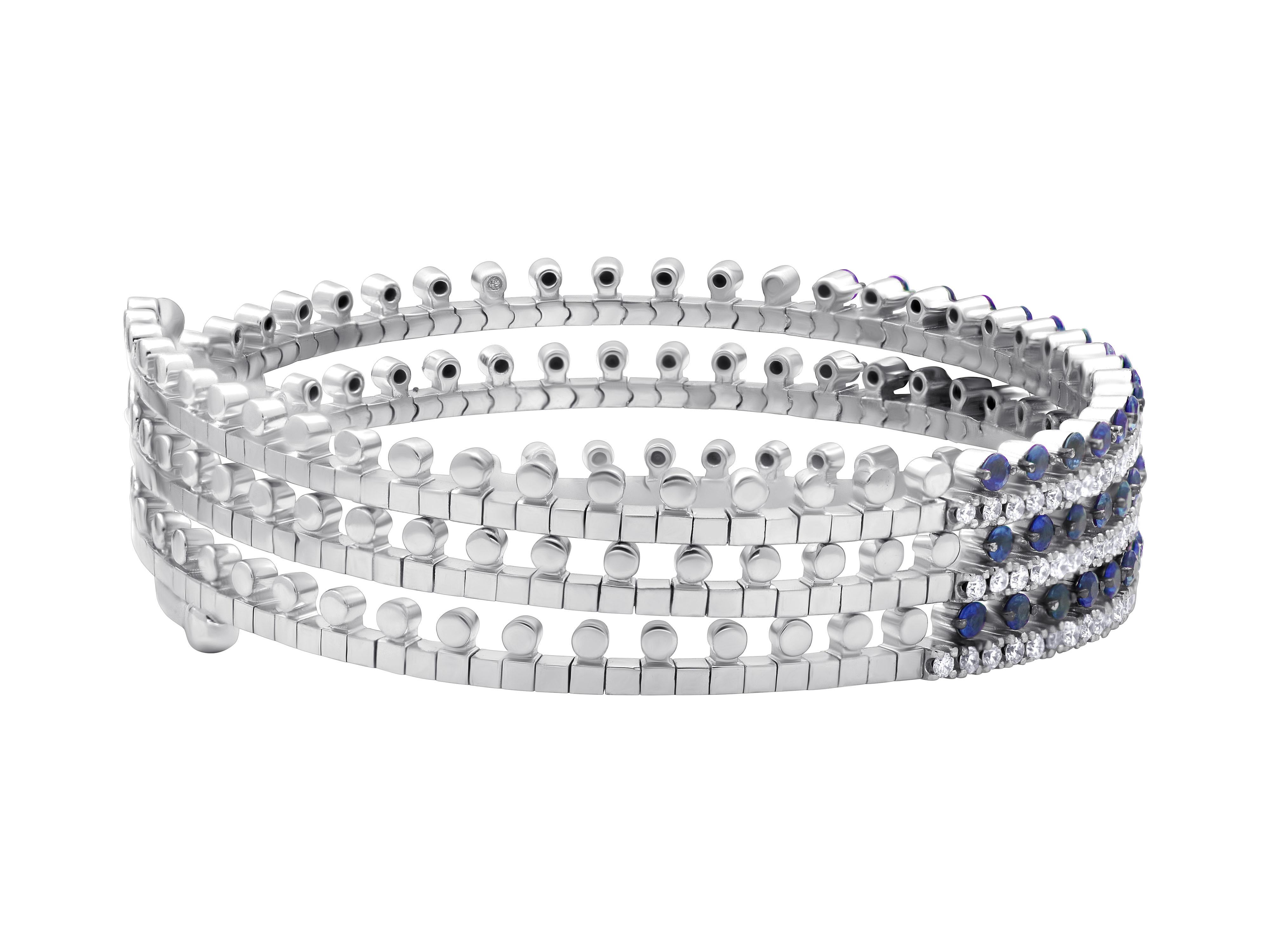 Flexibles Spiralarmband aus 18 Karat Weißgold mit 1,90 Karat blauen Saphiren und 1,26 Karat Brillanten.

