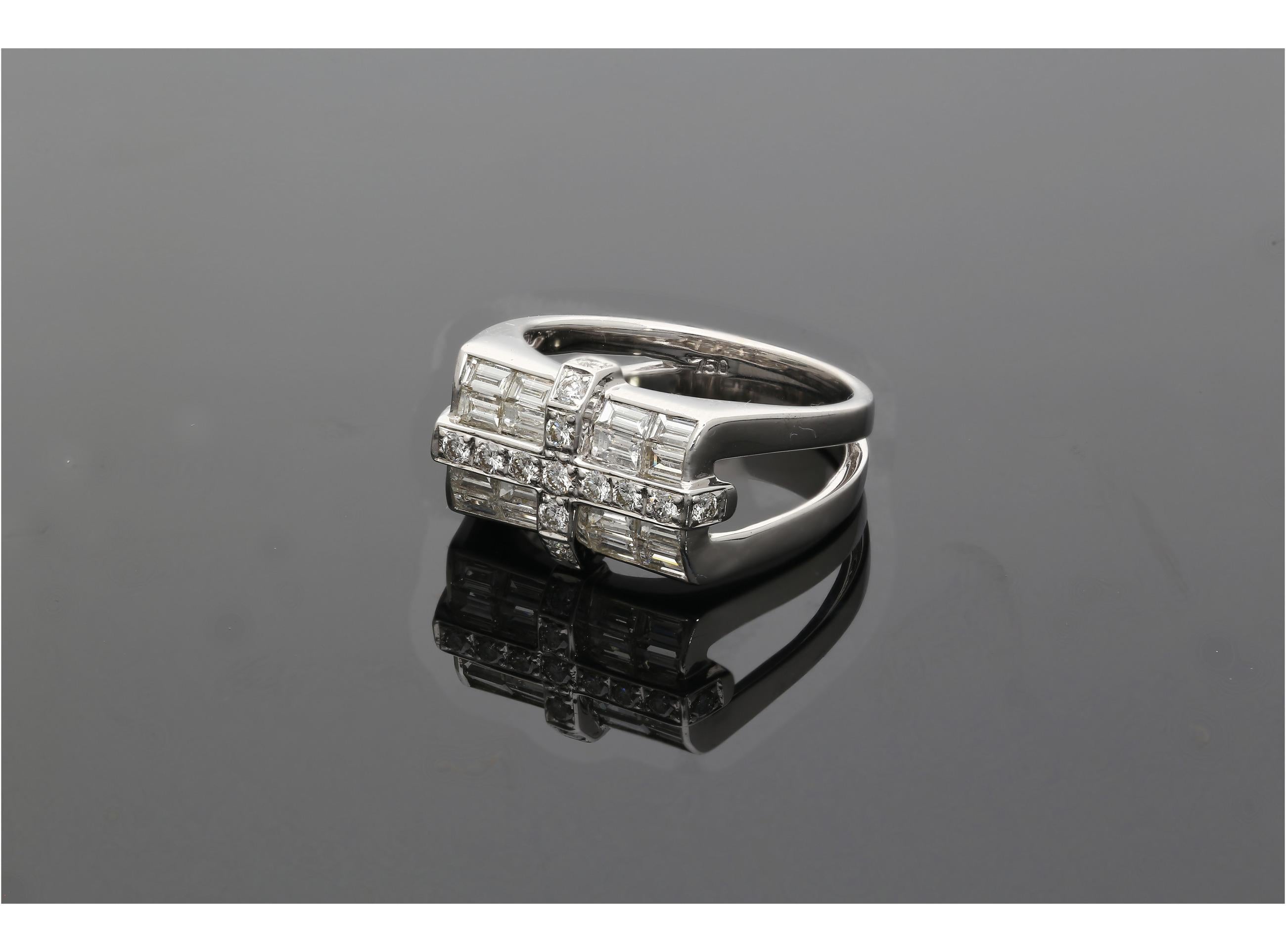 Dieser Ring aus 18 Karat Gold hat ein Gesamtgewicht von 1,31 Karat. Jeder Diamant wird sorgfältig gefasst, um seine Brillanz und seinen Glanz zu verstärken. Dieser elegante, mit Präzision gefertigte Ring ist ein zeitloses Schmuckstück, das jede