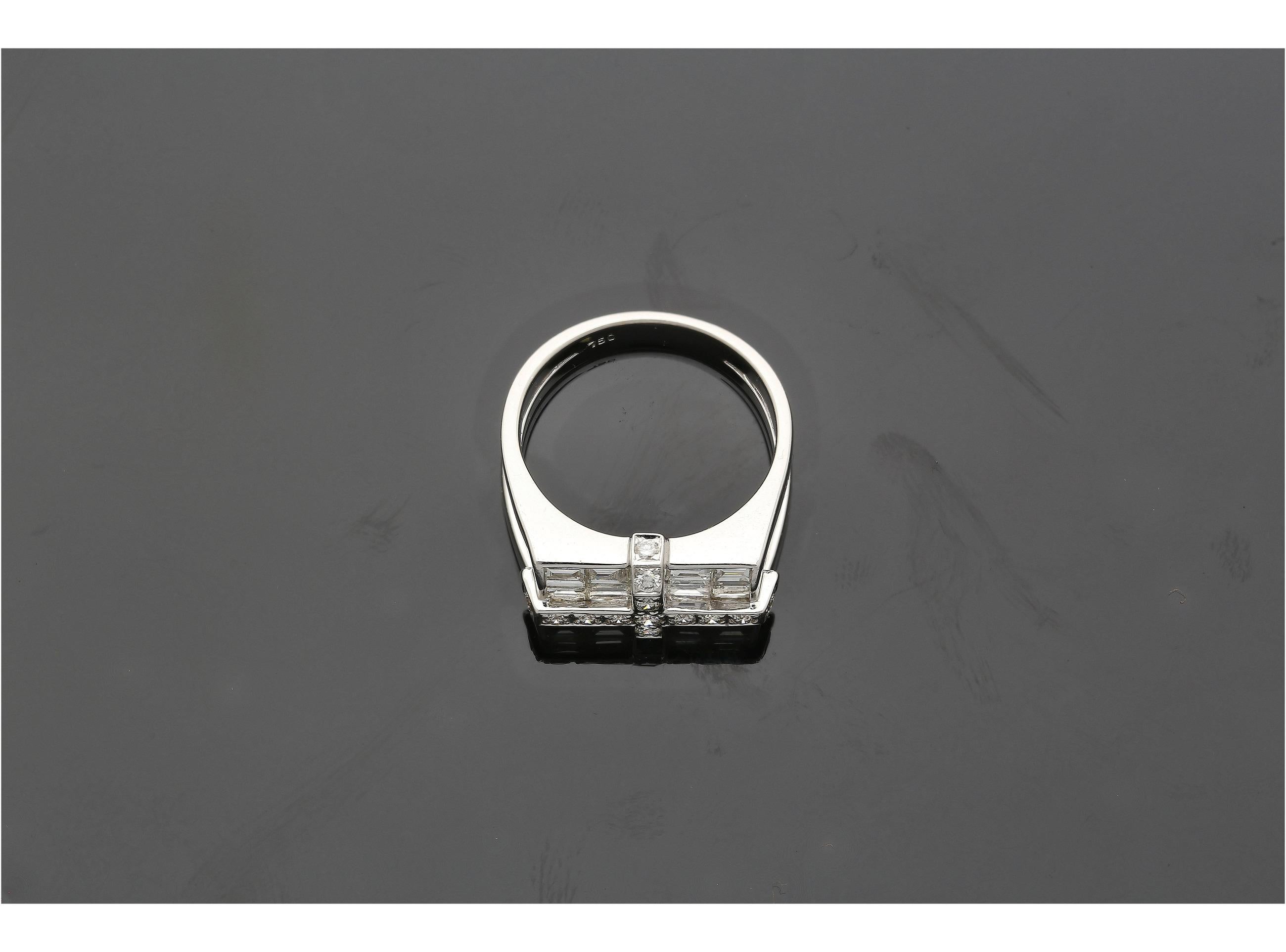18 Karat Weißgold Retro Baguette-Diamant-Cluster-Herrenring mit geteiltem Schaft (Baguetteschliff) im Angebot
