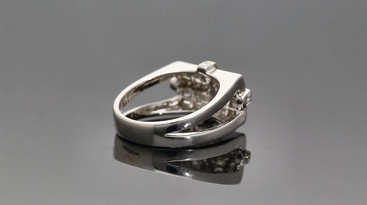 18 Karat Weißgold Retro Baguette-Diamant-Cluster-Herrenring mit geteiltem Schaft im Zustand „Neu“ im Angebot in Miami, FL