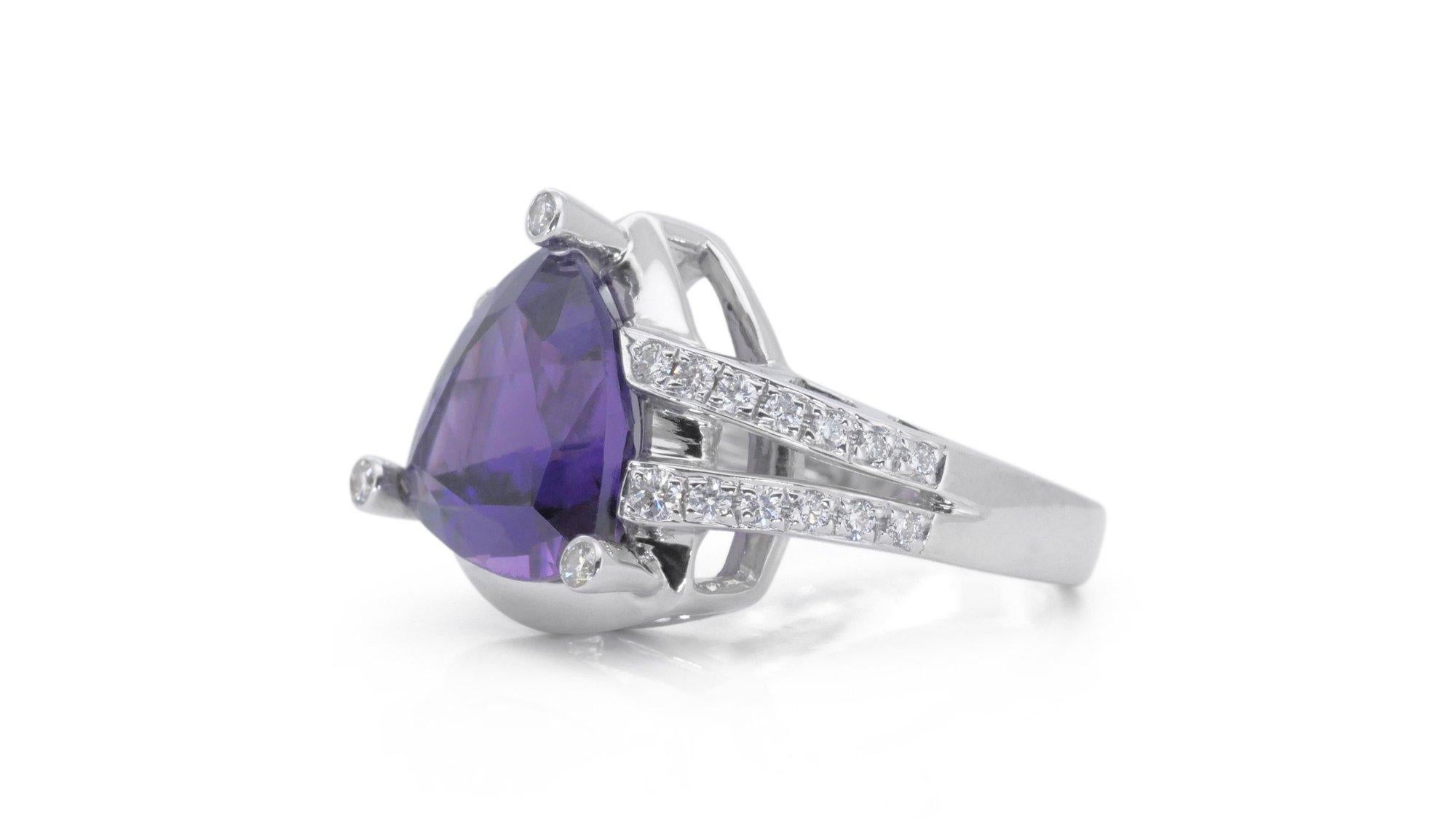 18k White Gold Split Shank Ring w/ 4.08ct Amethyst and Natural Diamonds IGI Cert In Excellent Condition For Sale In רמת גן, IL