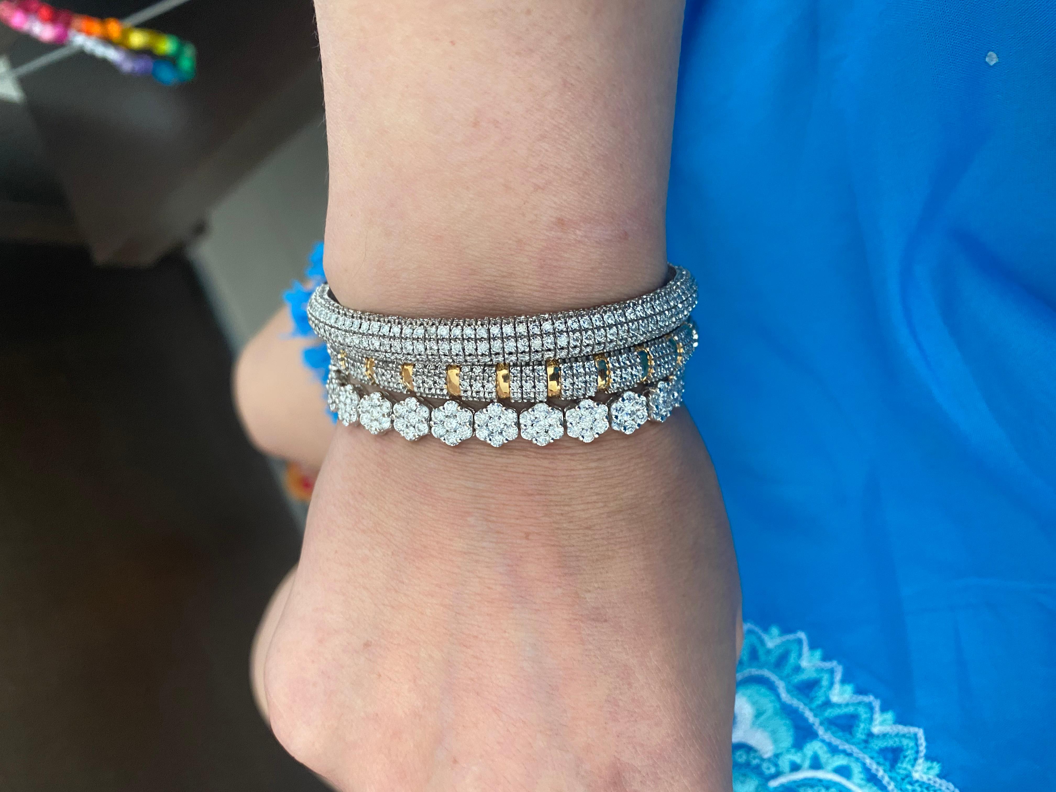 Este exquisito brazalete, elaborado en radiante oro amarillo y blanco, redefine la elegancia con su perfecta fusión de diseño y funcionalidad. Totalmente engastada con diamantes brillantes, baila con luz y sofisticación. Lo que la distingue es su