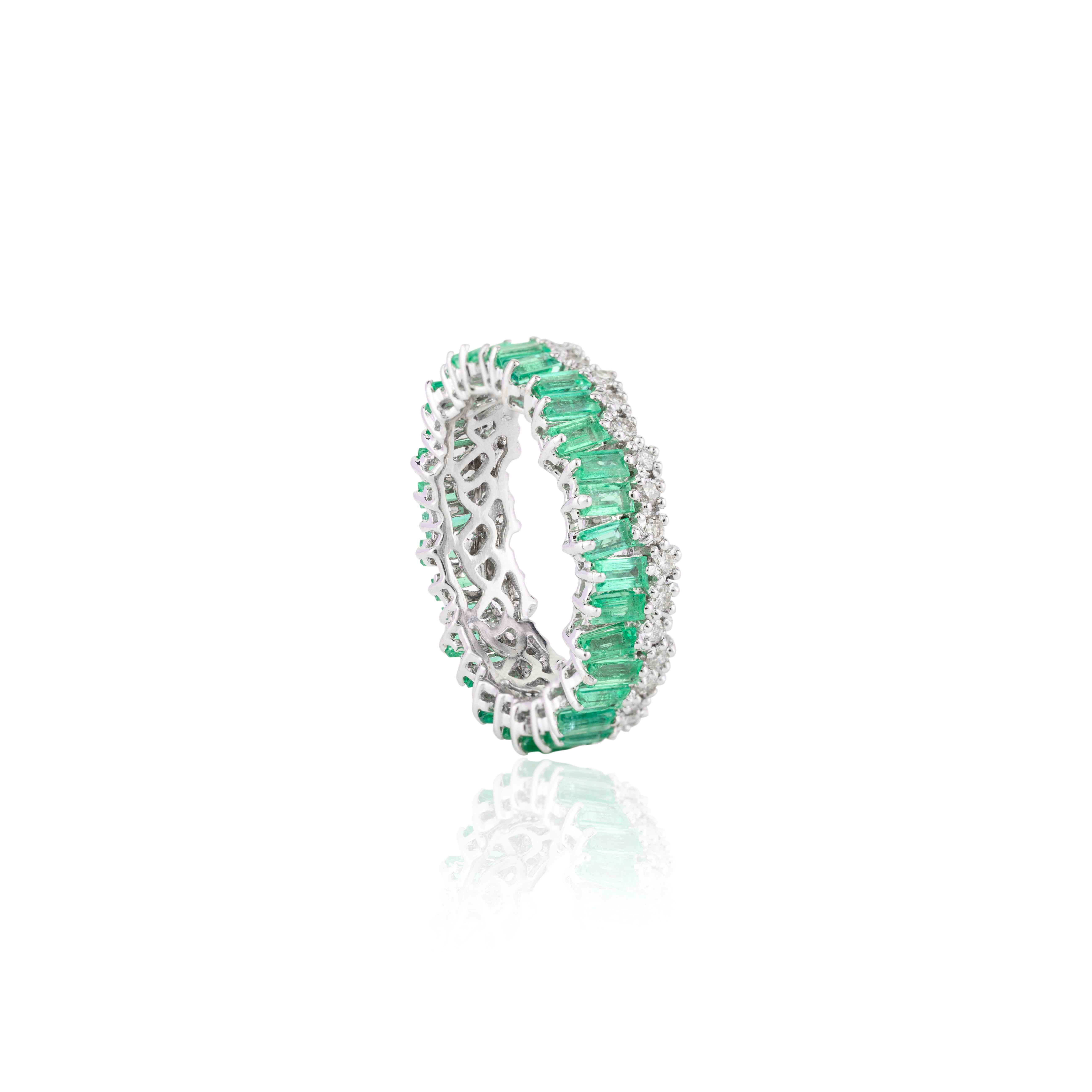 For Sale:  18k White Gold Stackable Emerald Diamond Engagement Band Ring for Her 7