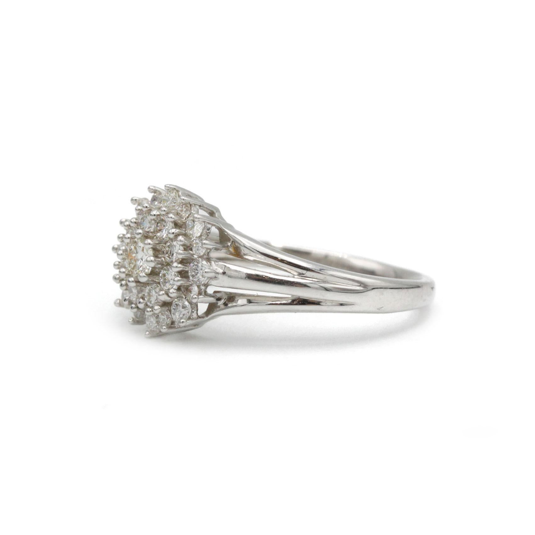 Il suo squisito anello a grappolo in oro bianco 18 carati (750‰) presenta uno splendido motivo a stella con 25 diamanti rotondi taglio brillante per un totale di circa 0,45 carati, colore G e purezza VS, incastonati ad arte in un motivo floreale