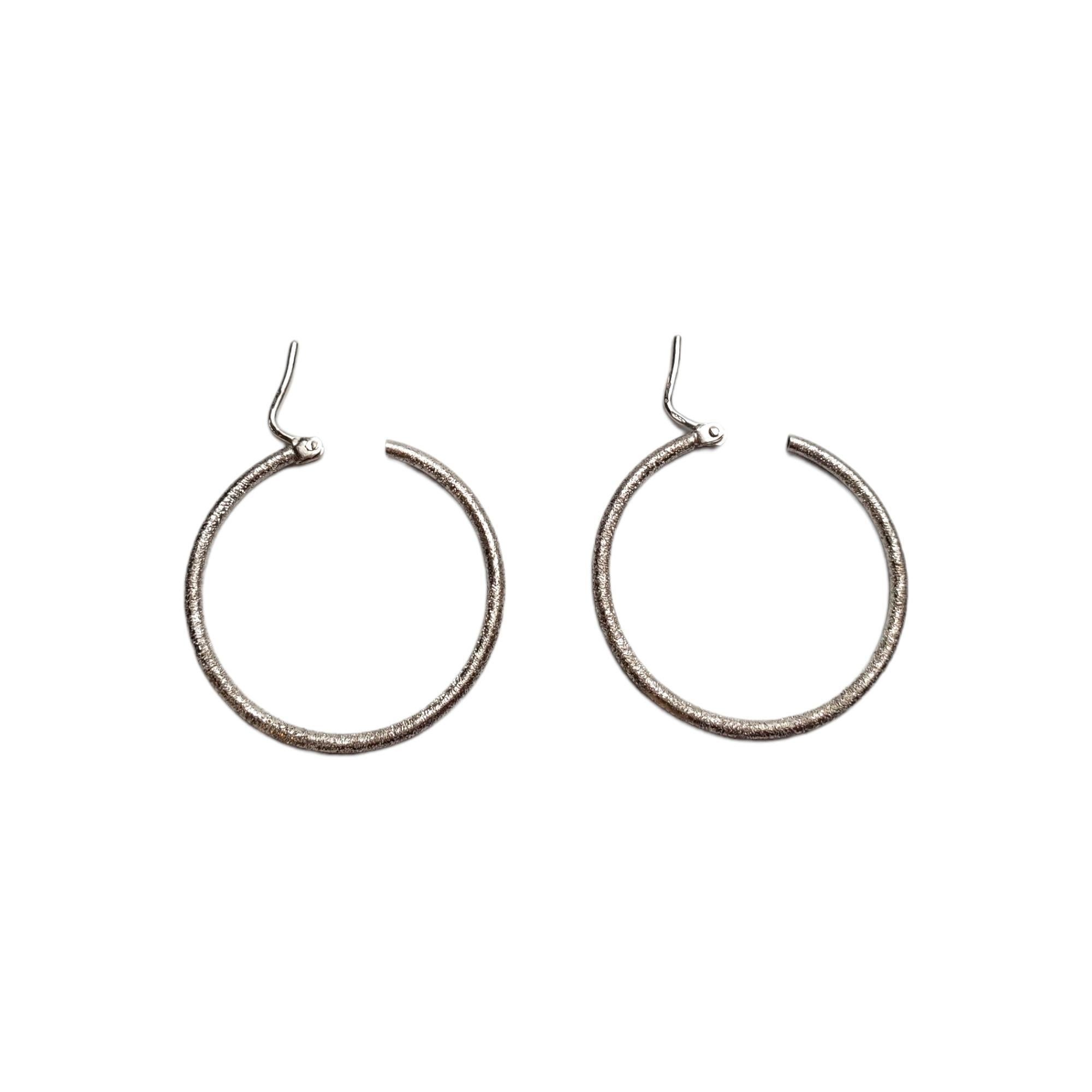 18K White Gold Stardust Hoop Earrings #17722 In Good Condition For Sale In Washington Depot, CT
