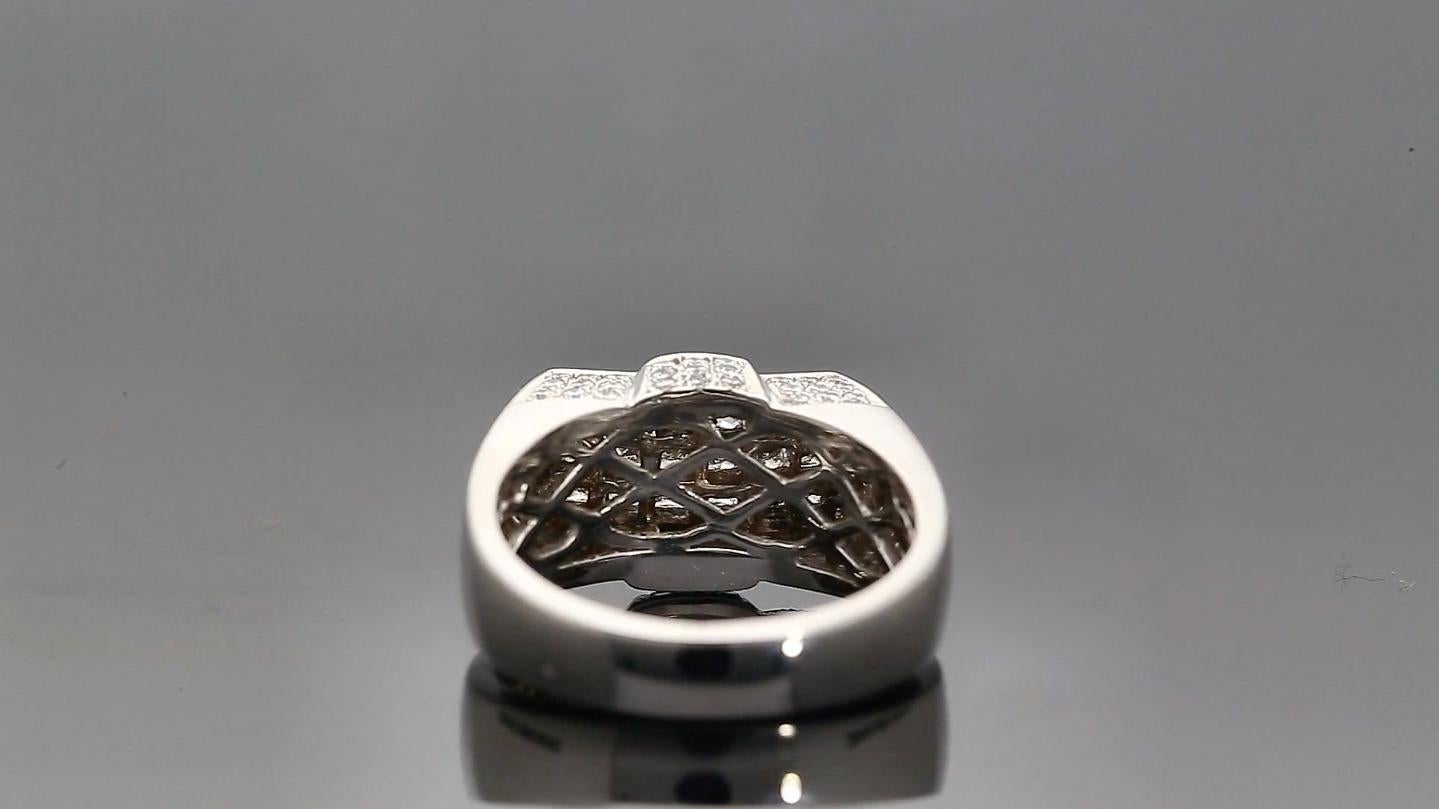 Statement-Ring aus 18 Karat Weißgold (Carréschliff) im Angebot