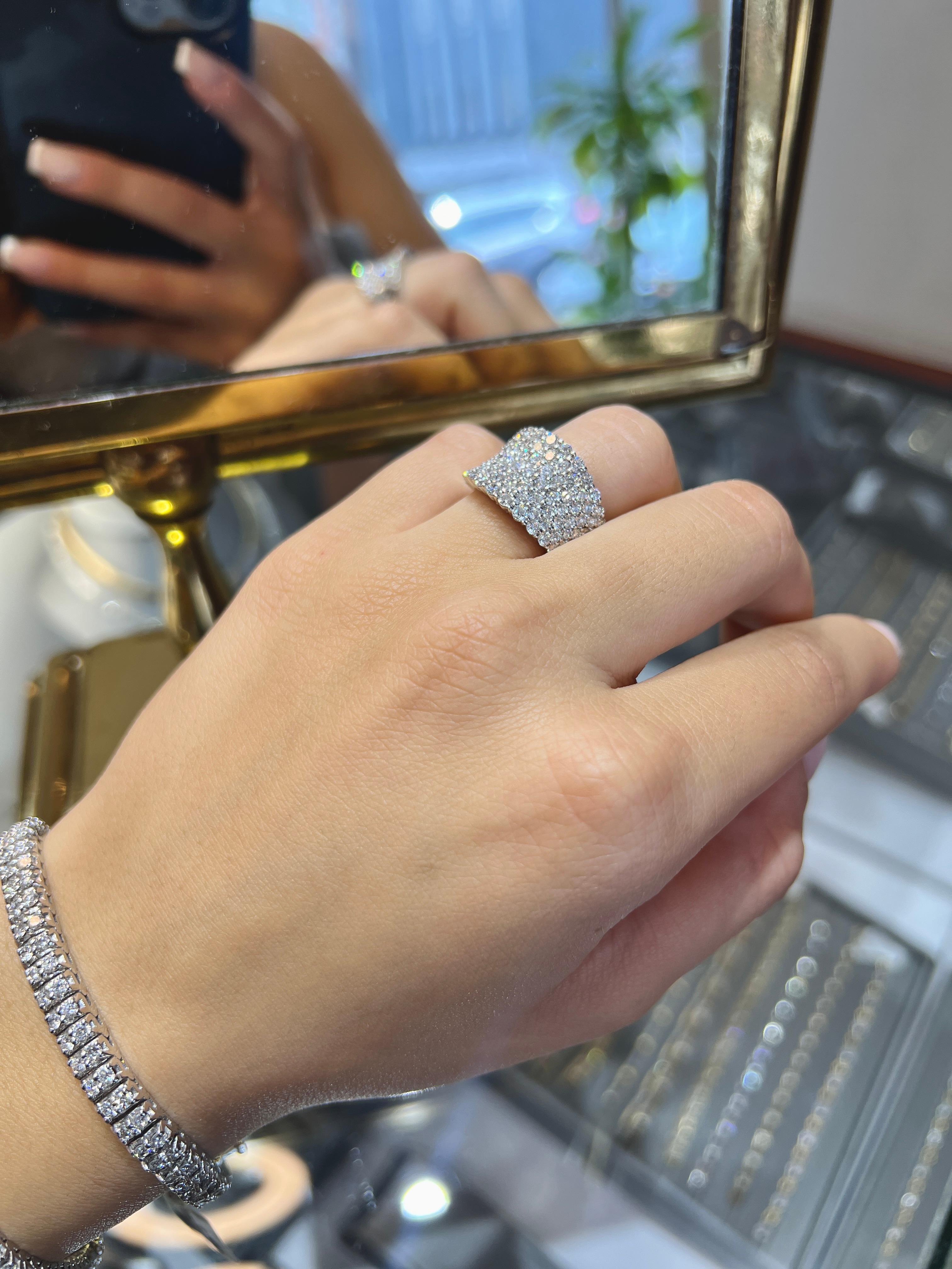 Espressione elegante di un design raffinato e della brillantezza dei diamanti, questo anello con pavé di diamanti in oro bianco 18 carati presenta una silhouette delicatamente bombata, magistralmente incastonata da circa 3,10 carati di diamanti