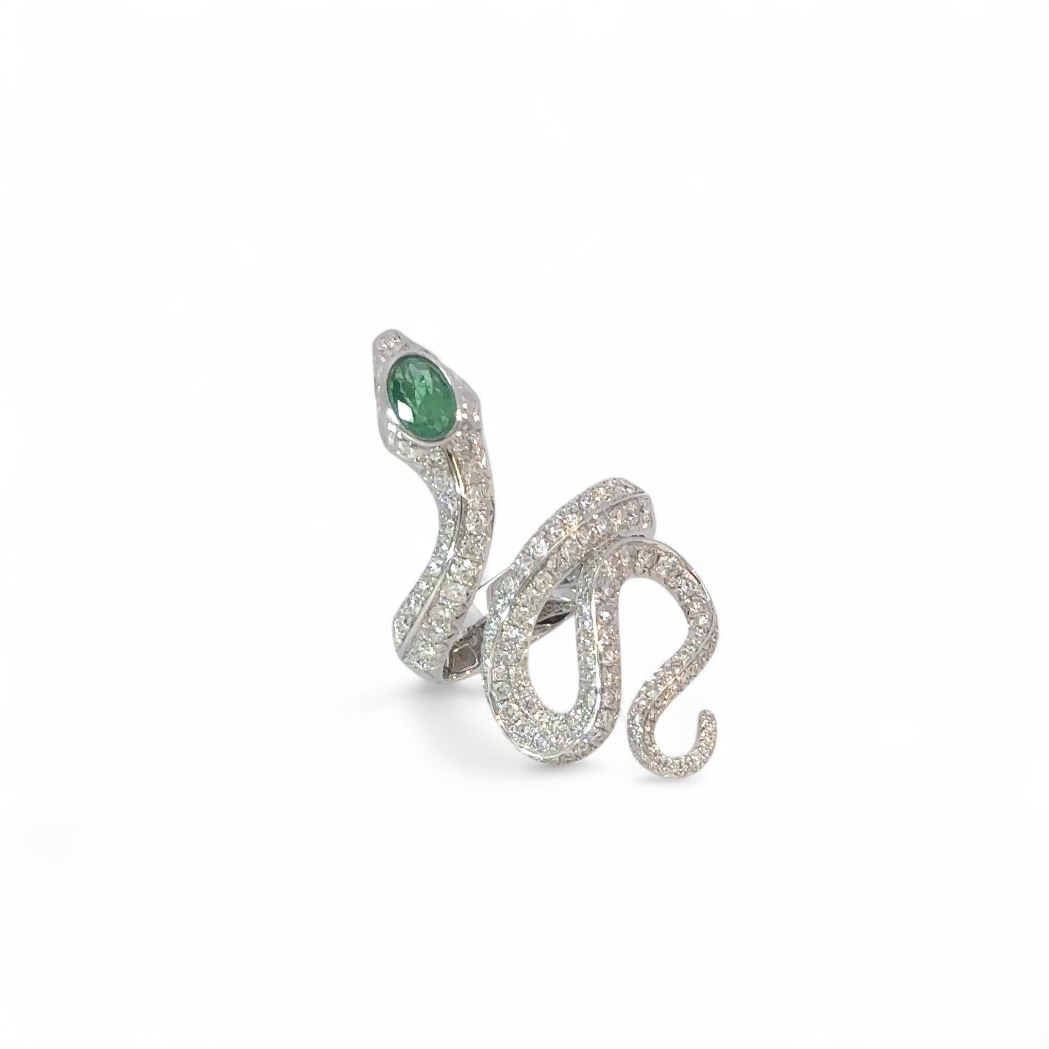 Cette captivante bague serpent est réalisée de manière experte en or blanc 18 carats, pesant 8,55 grammes, mettant en valeur un mélange d'élégance et de design audacieux. La tête du serpent est surmontée d'une superbe émeraude aux riches teintes