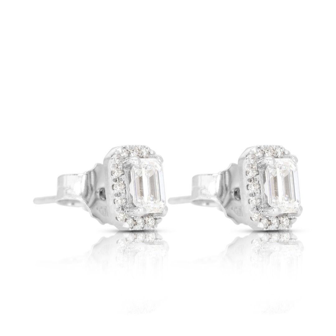 18K White Gold Stud Earrings with 0.93ct Emerald Cut Diamonds In New Condition For Sale In רמת גן, IL