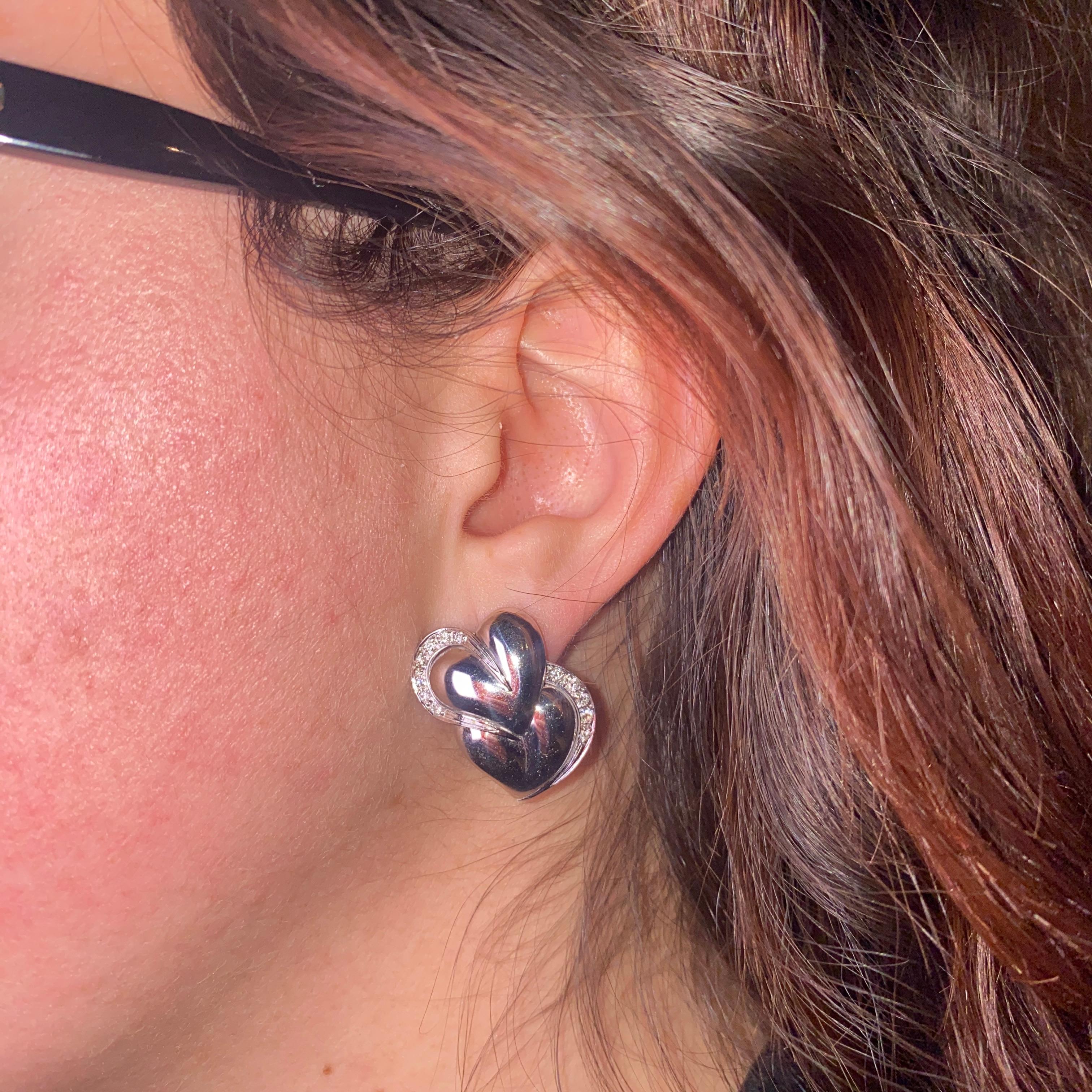 18K White Gold Stud Earrings with Heart Motif and Diamond Pavé In New Condition For Sale In Bergamo, BG