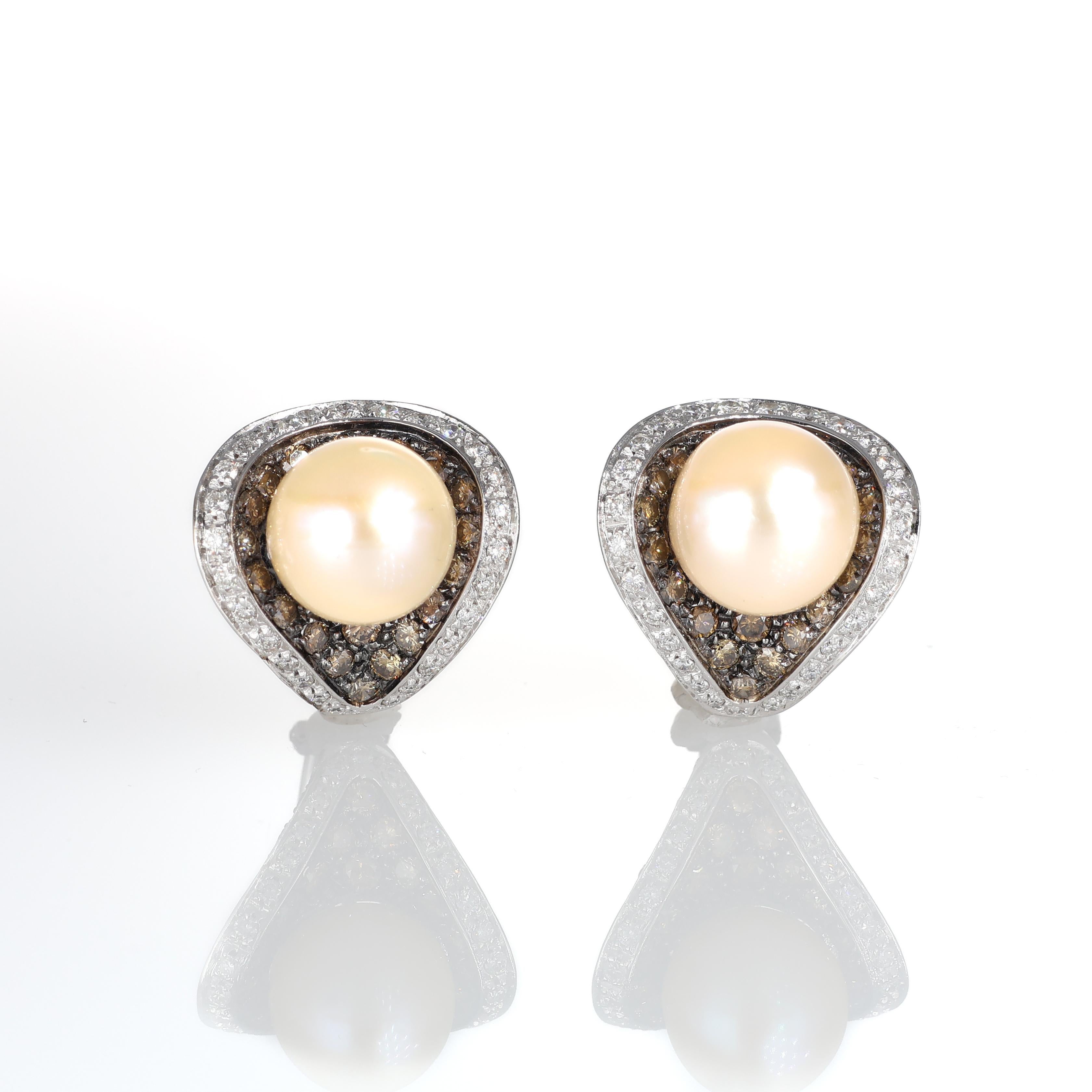 Refined stud earrings in 18K white gold, featuring a luminous natural pearl at the center. The surrounding pave setting is adorned with 0.90 carats of brilliant-cut white diamonds and 3.70 carats of brown diamonds, creating a striking contrast. A