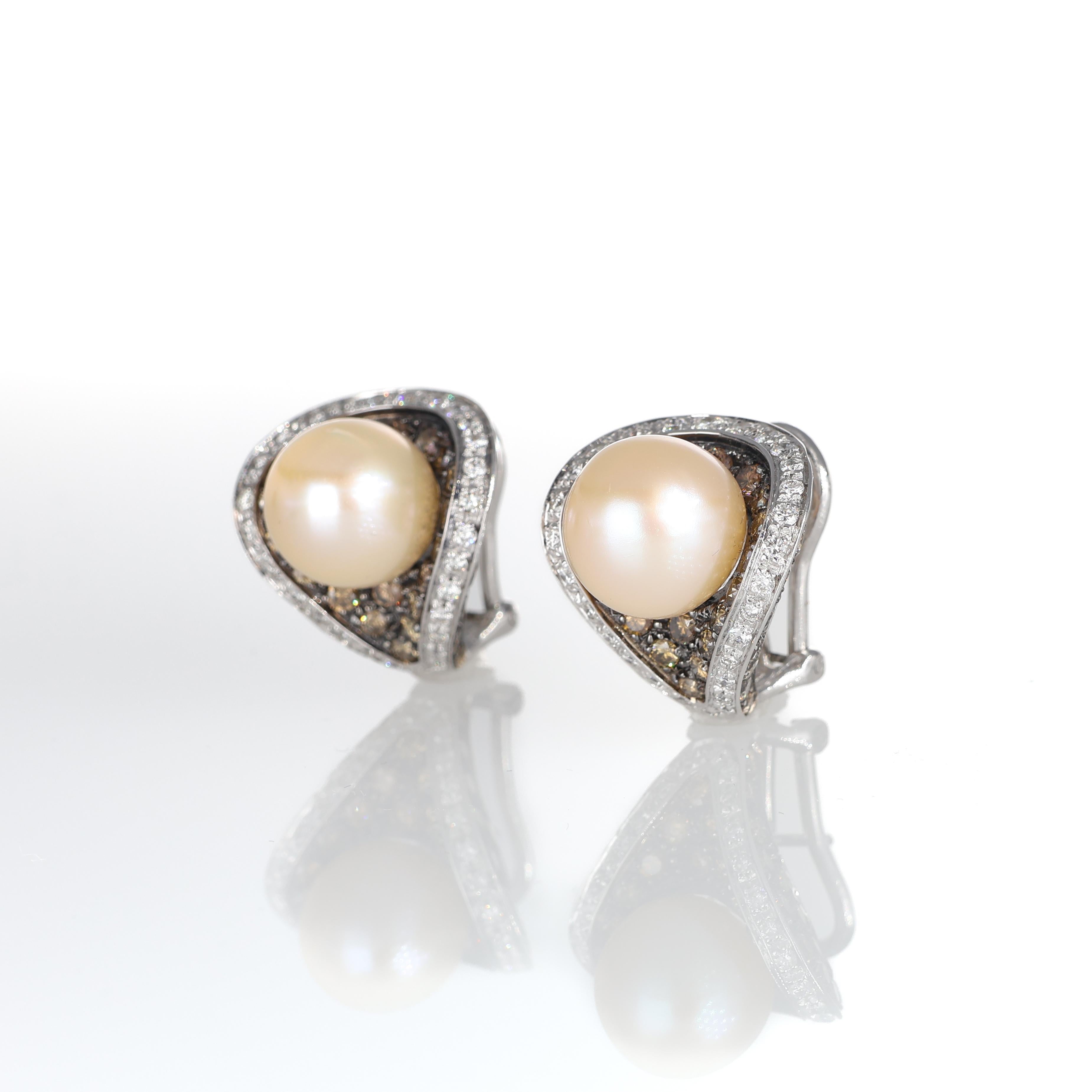 Brilliant Cut 18K White Gold Stud Earrings with Natural White and Brown Diamonds For Sale