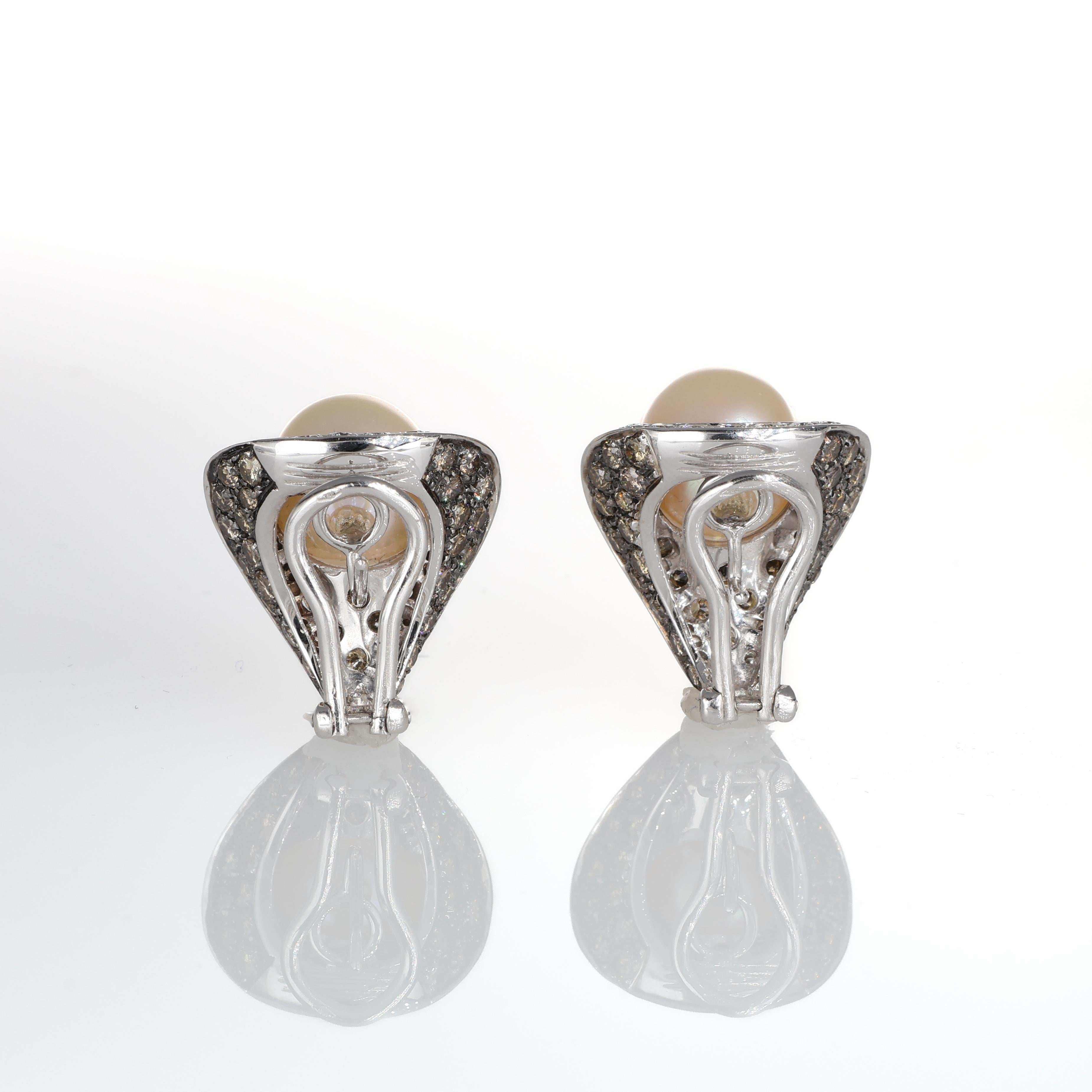18K White Gold Stud Earrings with Natural White and Brown Diamonds In New Condition For Sale In Bergamo, BG