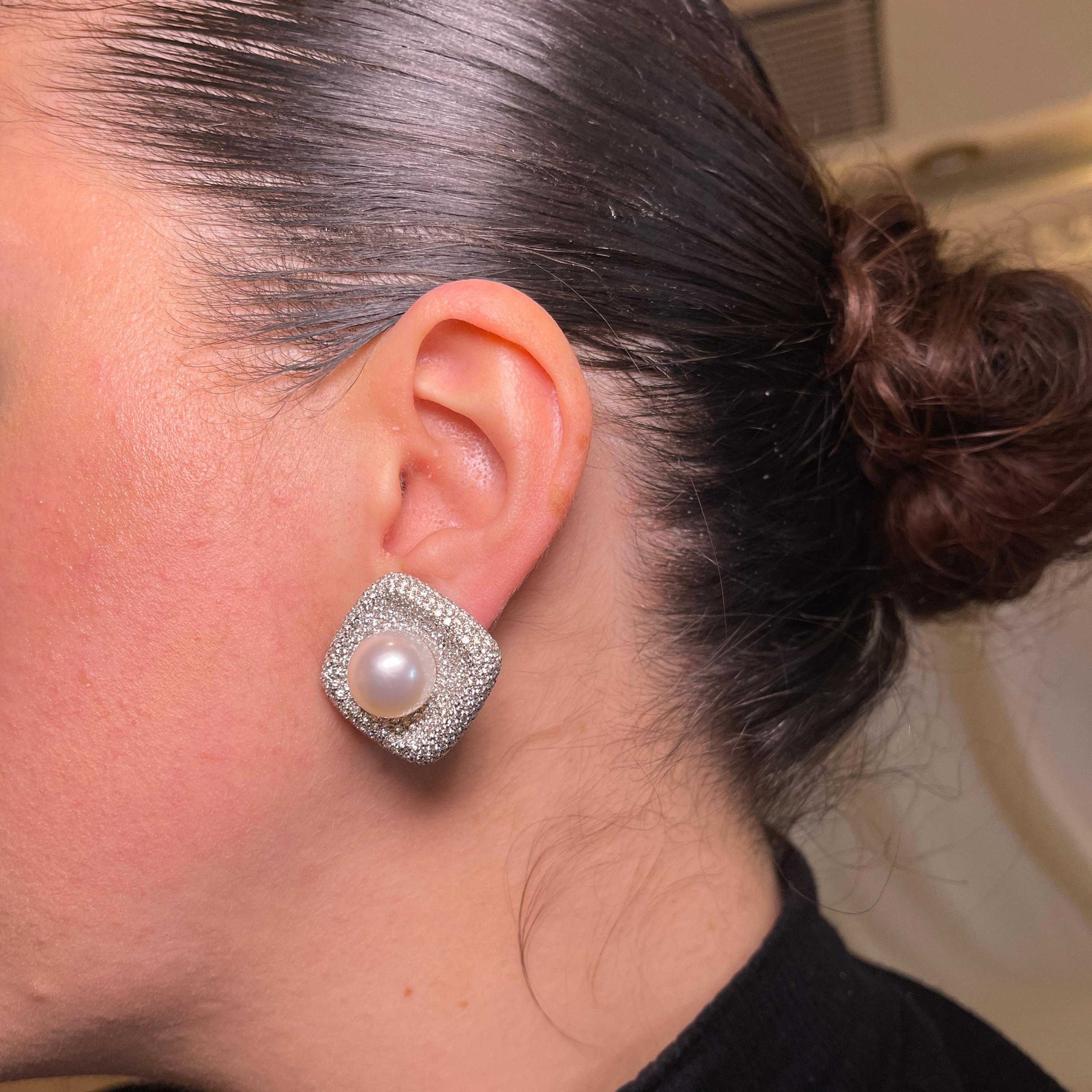 18K White Gold Stud Earrings with Pave Diamonds and Central Pearl In New Condition For Sale In Bergamo, BG