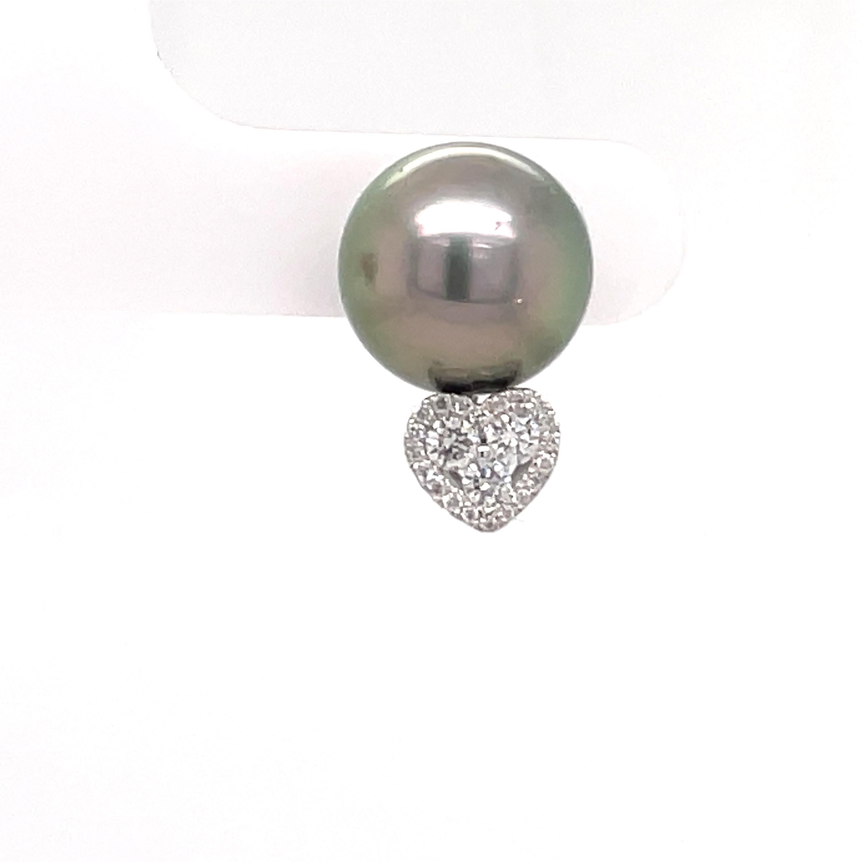 heart 0.25 inches
18K White Gold
46 round diamonds 0.29 cts.
Tahitian Cultured Pearl 10-11 mm
