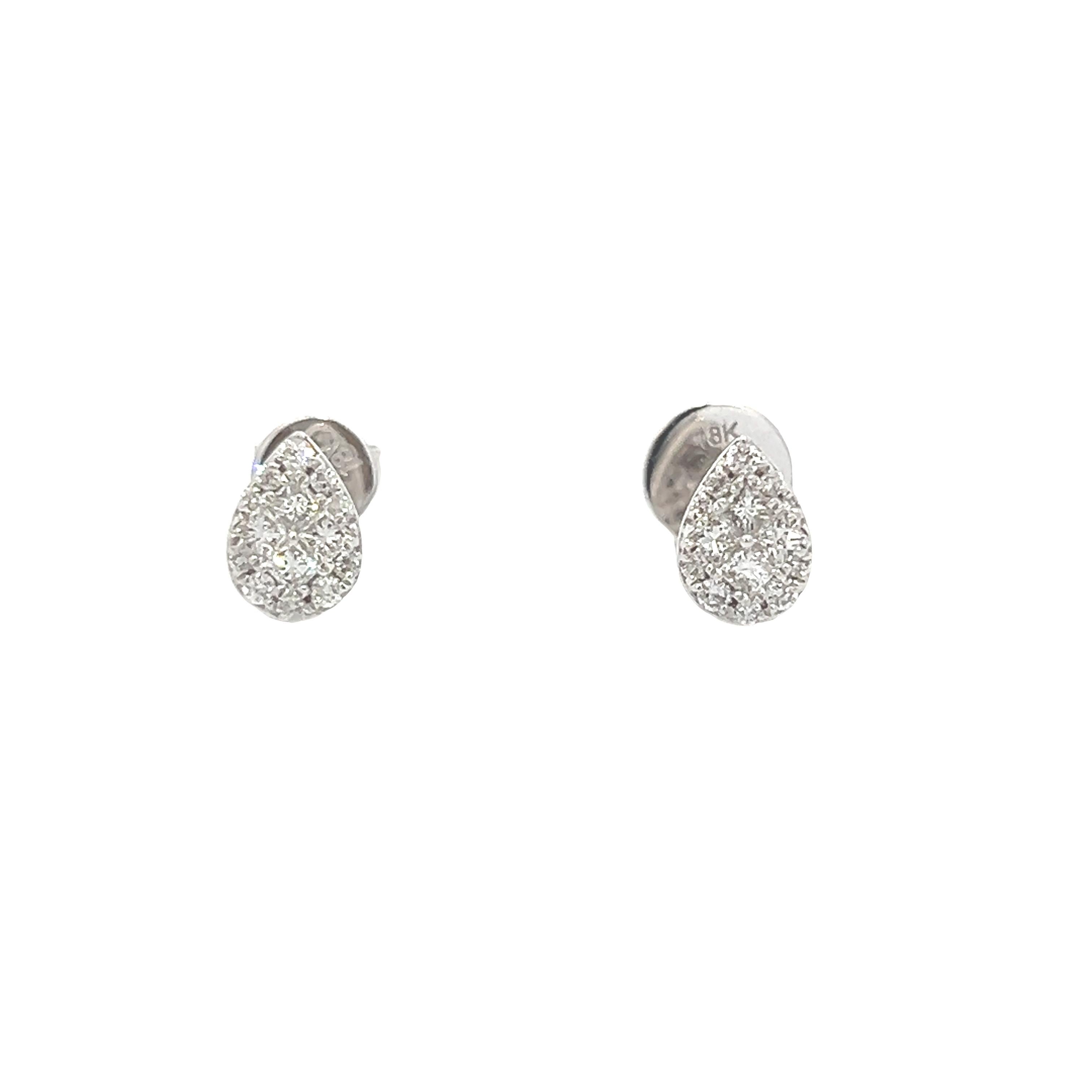 I bellissimi e brillanti diamanti veri di questo paio di orecchini riflettono l'eleganza dei tuoi outfit quotidiani; le dimensioni di queste borchie sono il tocco perfetto per ogni occasione e in ogni momento. Se stai navigando nel mondo online