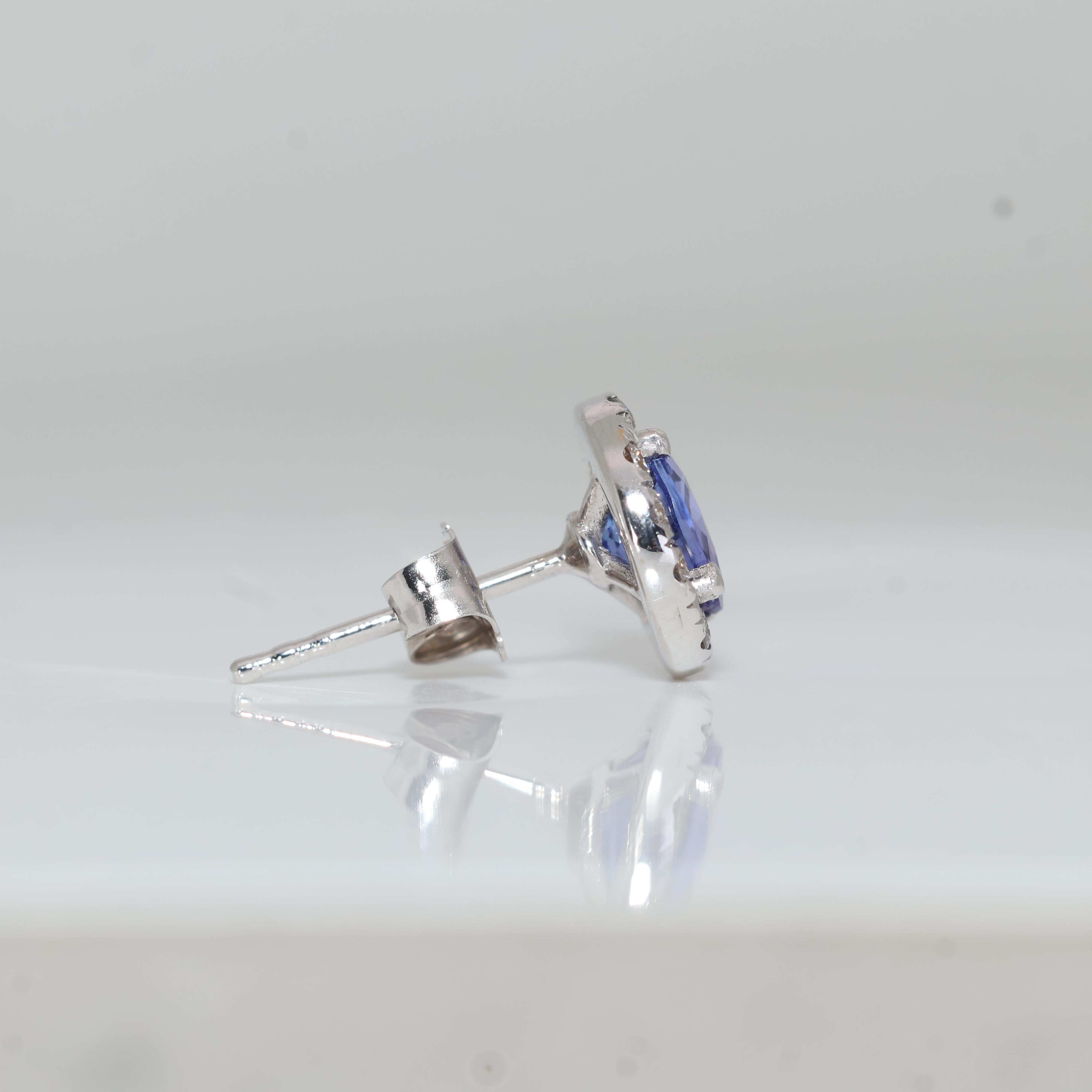 18K White Gold Stunning Tanzanite Halo Earrings In New Condition For Sale In רמת גן, IL