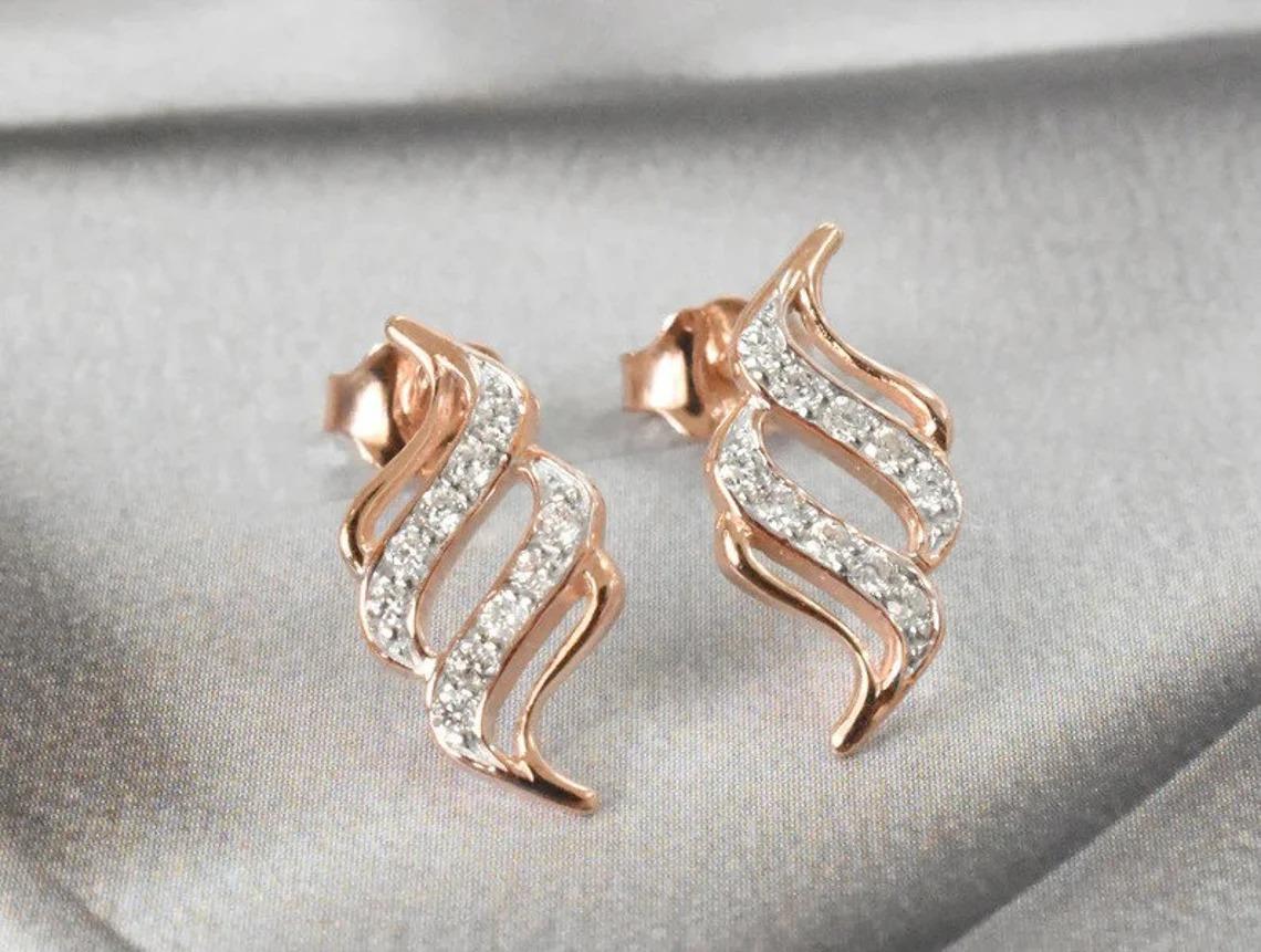 Orecchini a spirale con diamanti in oro rosa, oro giallo e oro bianco 18 carati.

Questi raffinati orecchini a perno sono realizzati in oro massiccio 18k con diamanti naturali brillanti a taglio rotondo incastonati da maestri incastonatori nel